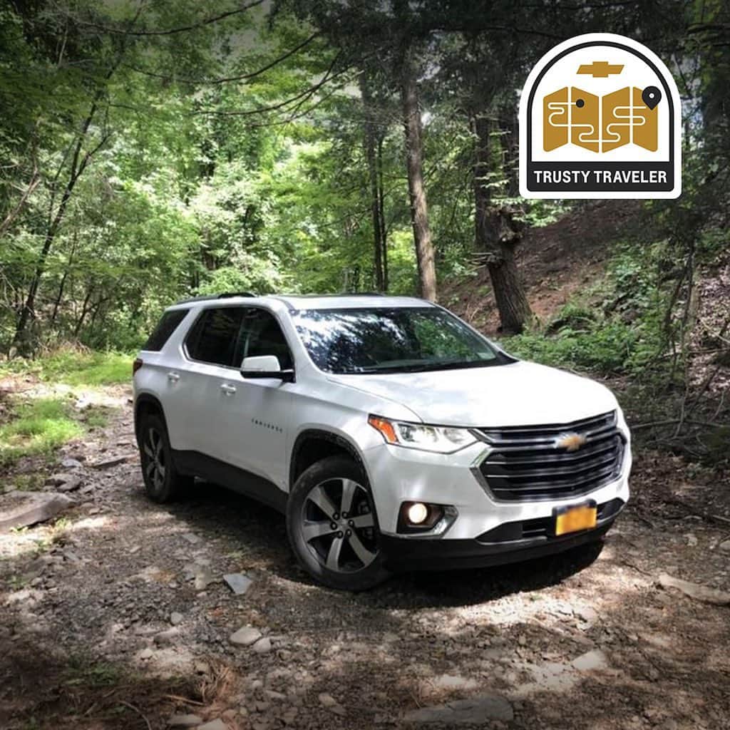 シボレーのインスタグラム：「Dante S. took the phrase, "find greener pastures" to heart. Thanks for sending this pic our way. Who else has traveled someplace interesting? #ChevyTraverse」