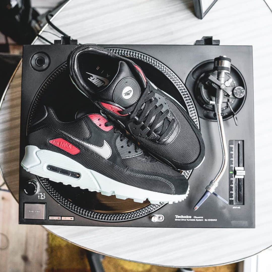 Sneaker Newsさんのインスタグラム写真 - (Sneaker NewsInstagram)「For collectors of vinyl records and Air Max 90s, these are the perfect track. Check our store list now - tap the link in our bio to prepare for the August 24th release.」8月24日 2時02分 - sneakernews