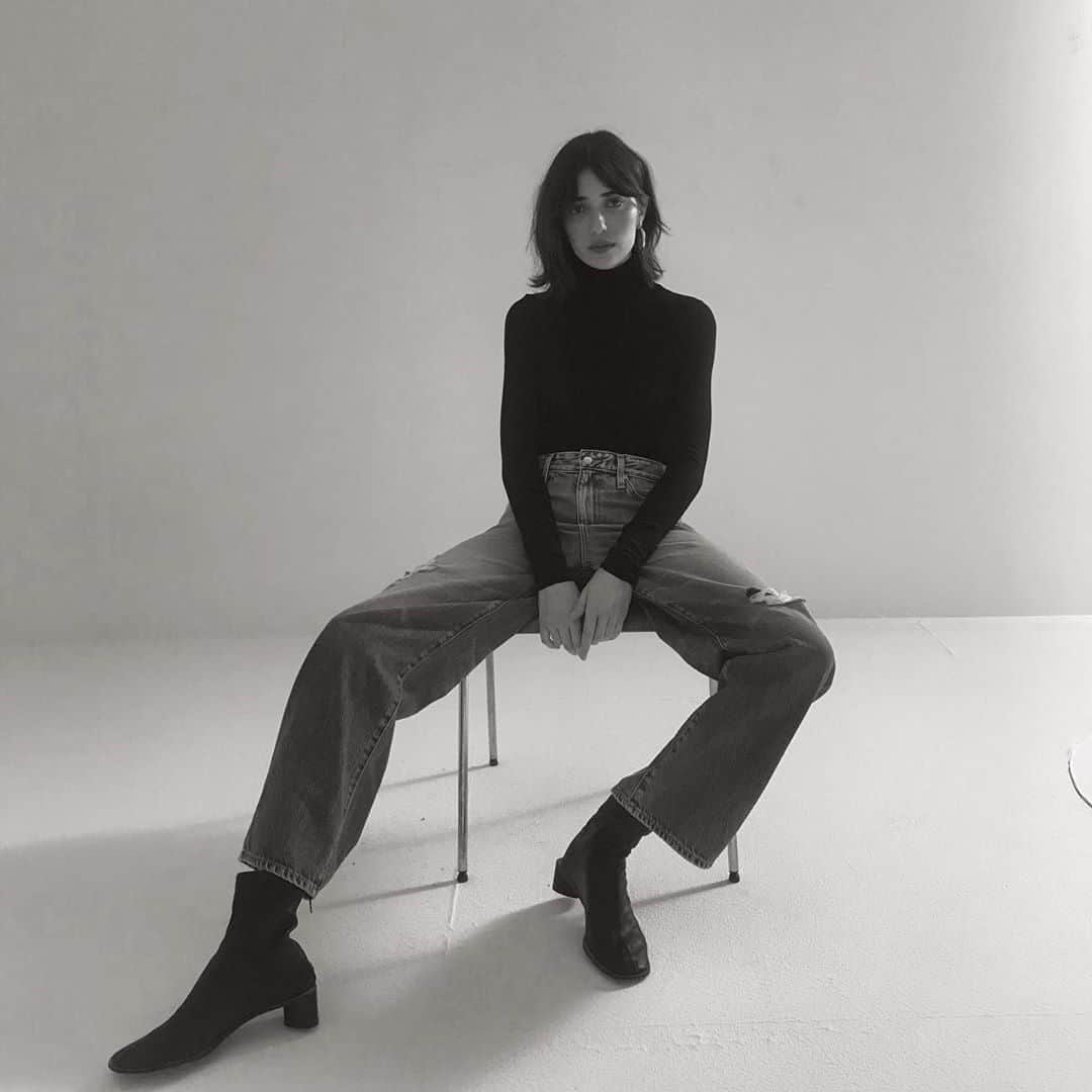 のインスタグラム：「@moreiravanessaa in the Chels Turtleneck and Tomas #AGIRLINAG」