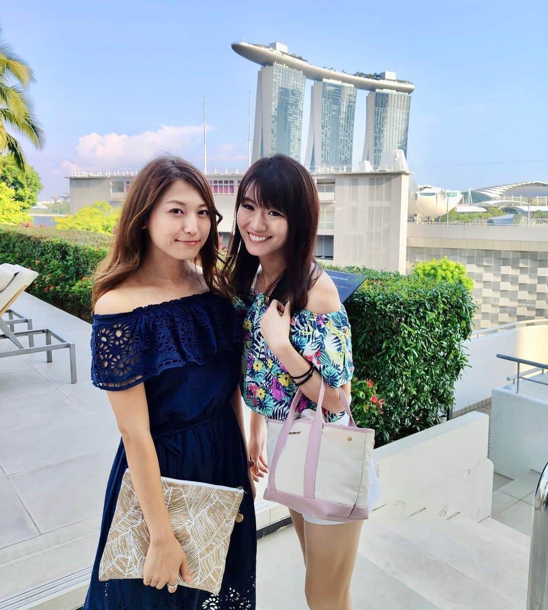 のインスタグラム：「. . シンガポールではあーちゃんとも 久々にあったよー！！😽 相変わらず可愛かった♡ 何年ぶりだろう？w . かおちゃんもりなちゃんも シンガポール在住で あったのは3〜5年ぶりとか、笑 . . 美味しいご飯食べたり ルーフトップバーよかったぁ✨ . . 最後のはラインの画像。わら . .  #シンガポール#マンダリンオリエンタル#チキンライス#ゴルフ女子#焼肉#うなぎ#ひつまぶし#竹葉亭#マリーナベイサンズ#ポテトヘッド#ハンバーガー🍔#食い倒れツアー#singaporetrip#marinabysands#mandarinorientalsingapore」