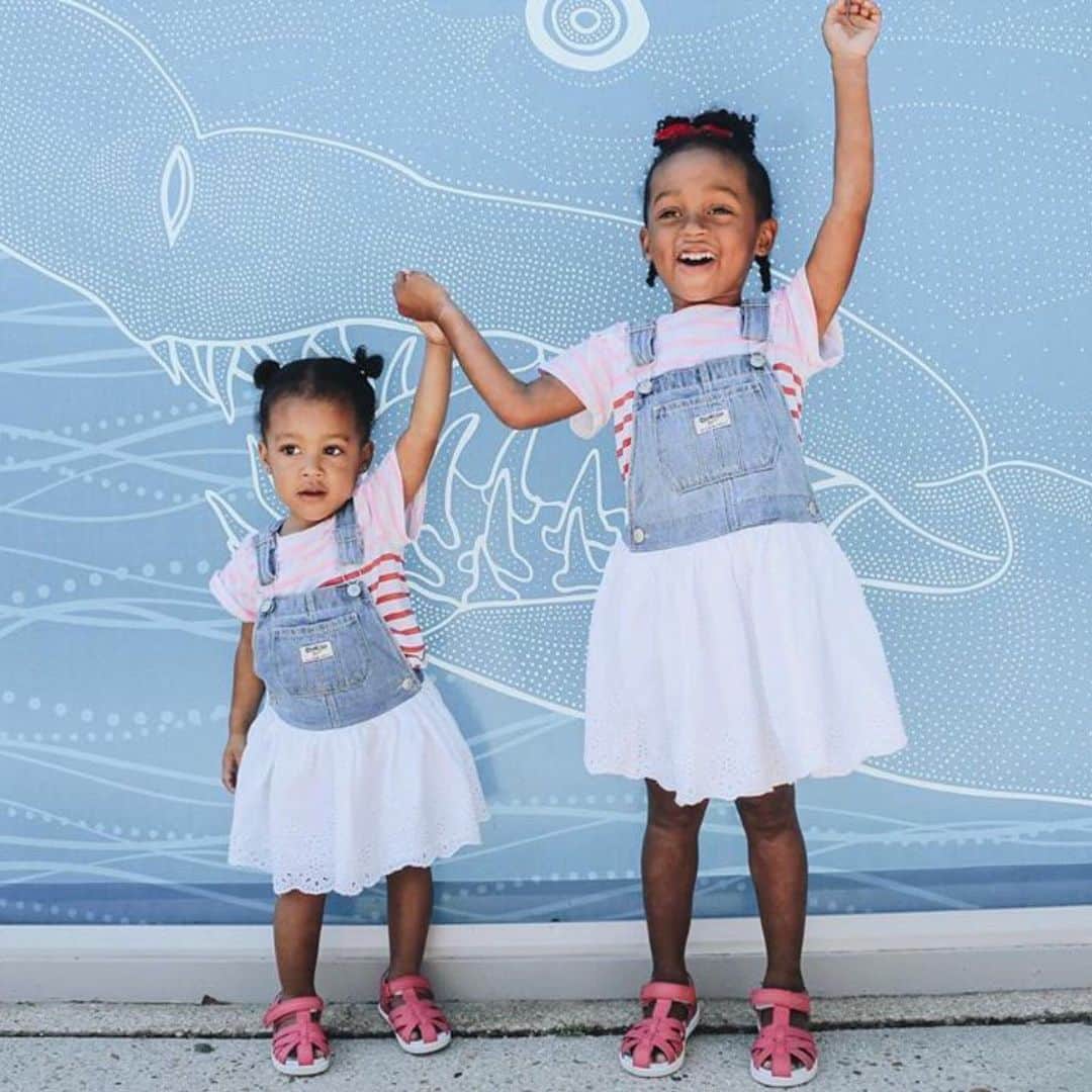 オシュコシュさんのインスタグラム写真 - (オシュコシュInstagram)「Skirtalls for the twin!!! 👯 #hooray #worldsbestoveralls #oshkoshkids #sisters 📷: @occasions.byshakira」8月24日 2時07分 - oshkoshkids