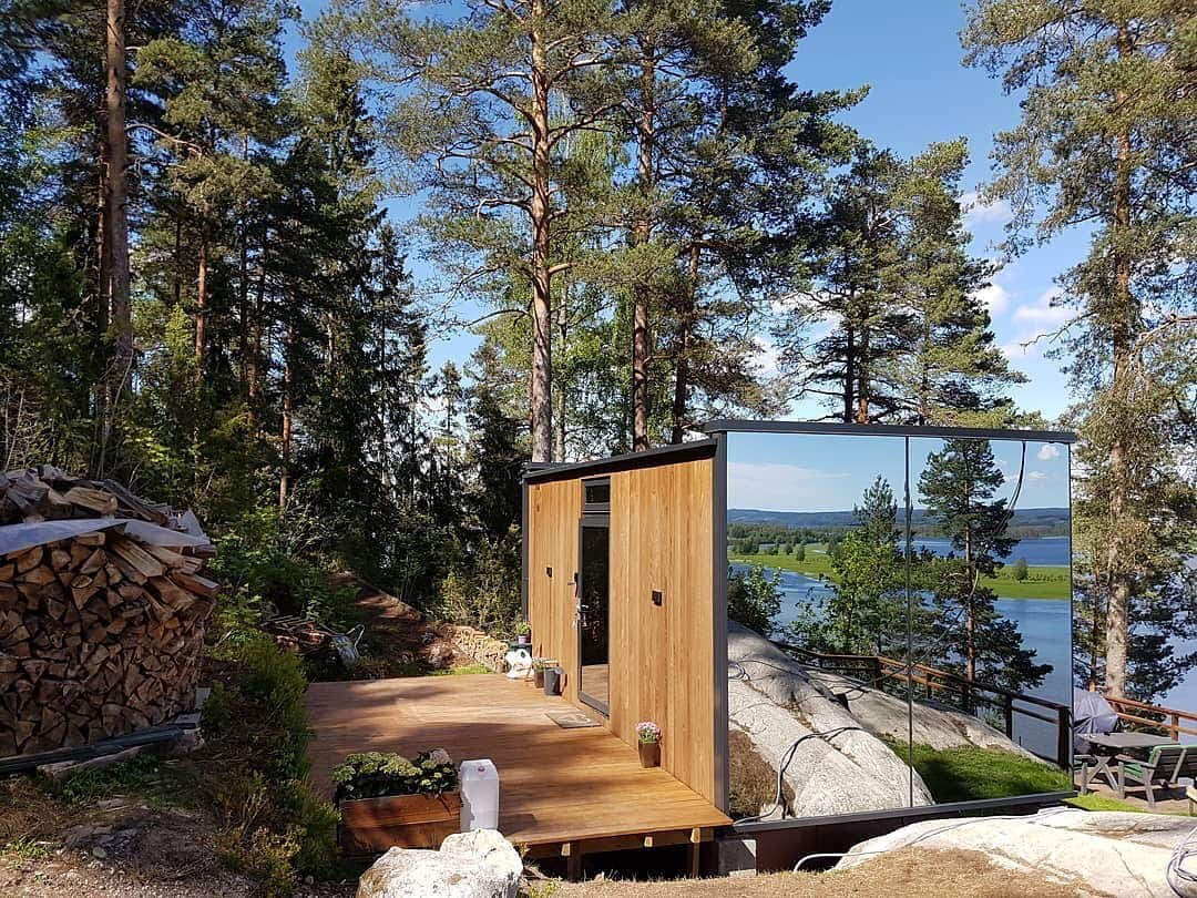 Airbnbさんのインスタグラム写真 - (AirbnbInstagram)「Only a half-hour from Oslo, this unique cabin was built to blend seamlessly into the surrounding nature reserve. Superhosts Jeremy and Erle provide everything you need to explore the area or relax at home. Canoe around the river delta, have a soak in the wood-fired hot tub, or take a cue from the cabin itself and just reflect.  Photo: @wonderinn_norway」8月24日 2時11分 - airbnb