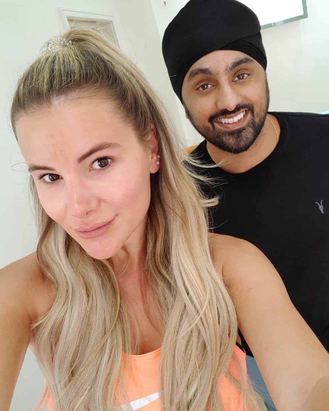 ジョージア・コウソウロウのインスタグラム：「So excited to be starting my @invisalign journey with @croftsdental 😊 @jsbattu has been my dentist for about 7 years now & I wouldn’t go anywhere else ! I’ll show you all how we get on 🙊❤️」