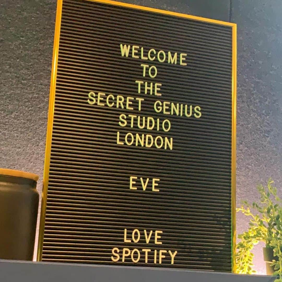 イヴさんのインスタグラム写真 - (イヴInstagram)「Thank you to everyone that came through to my writing camp for new music this week in London. It’s been so fun and am feeling so creative at the moment - I can’t wait for ya’ll to hear soon! @spotifyuk @secretgenius 🐾🎶🖤」8月24日 2時30分 - therealeve