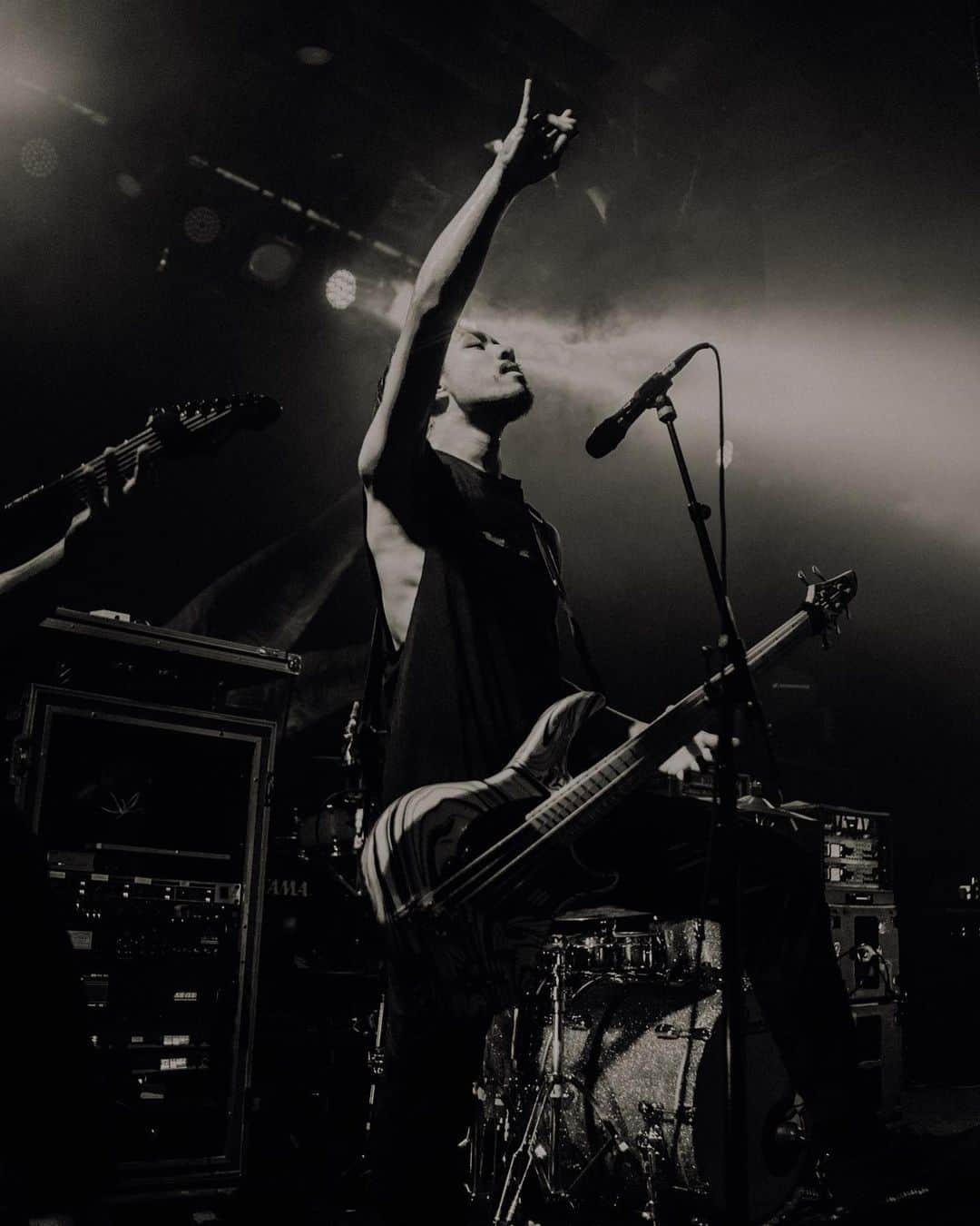 Crystal Lakeさんのインスタグラム写真 - (Crystal LakeInstagram)「Minneapolis tonight! Who’s coming out? #Northlane #Erra #Currents #CrystalLake #NeonAlienTour  Photo: @thevagrantkey」8月24日 2時32分 - crystallake777