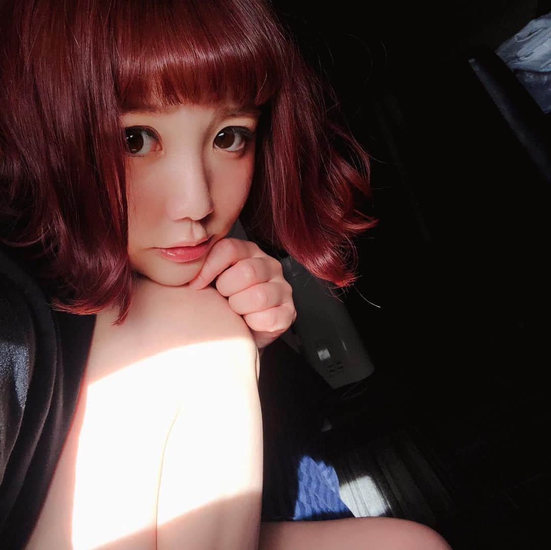 小鳥遊しほのインスタグラム：「太ももとふくらはぎがライトアップされてたので撮りました。今日も元気です。焼肉たべたい。」
