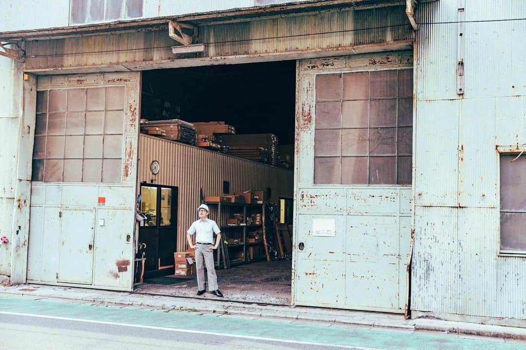 のインスタグラム：「岩井製作所はかつてない窮地に立たされていた #岩井ジョニ男 #iwaijonio #jonioIwai #ジョニスタグラム #jonistagram #イワイガワ #iwaigawa #浅井企画 #asaikikaku #幻の哀愁おじさん  #令和 #令和元年 #岩井製作所 #製作所 #サラリーマン #whitecollarwork #ninetofiver #東京 #tokyo #錦糸町 #kinshityou  #岩井眼鏡店 @iwaimeganeten  #ヴィンテージスーツ @vintage_gentry  #instagram  #instagood  #model #cool #cooljapan」