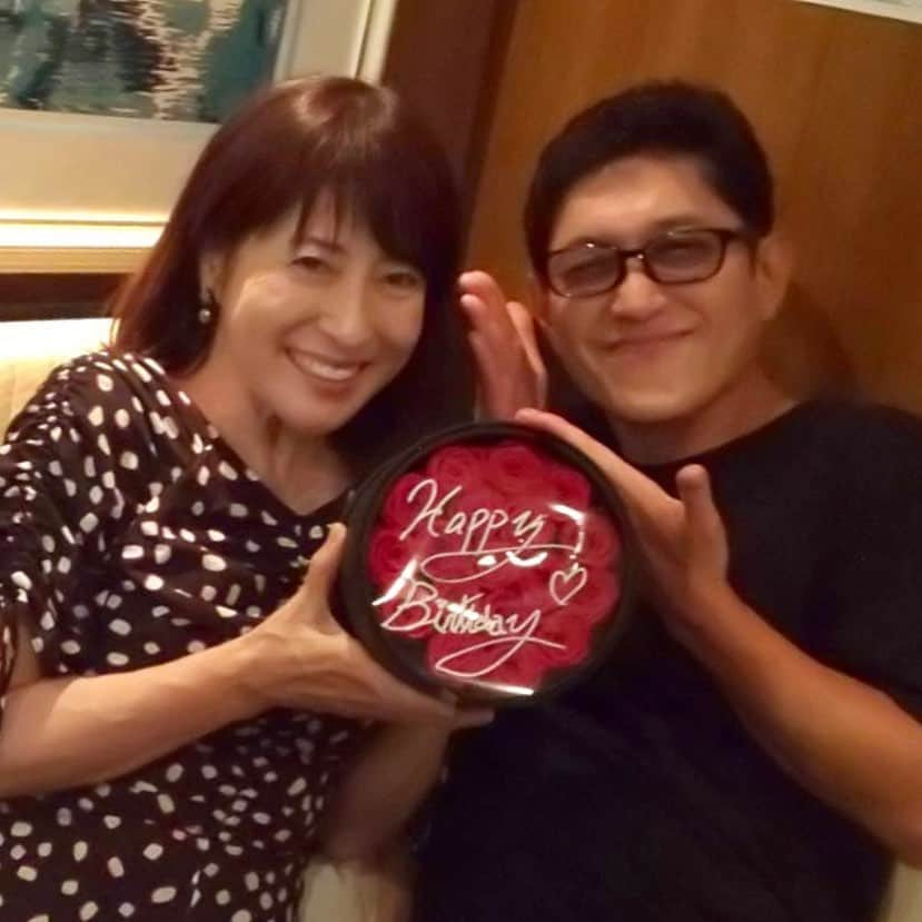 薬丸裕英さんのインスタグラム写真 - (薬丸裕英Instagram)「Happy birthday 岡江さん♪  #岡江久美子さん #8月23日誕生日 #誕生日プレゼント #プリザーブドフラワー  #はなまるスタッフ  #みんなでお祝い」8月23日 17時49分 - hirohide.yakumaru