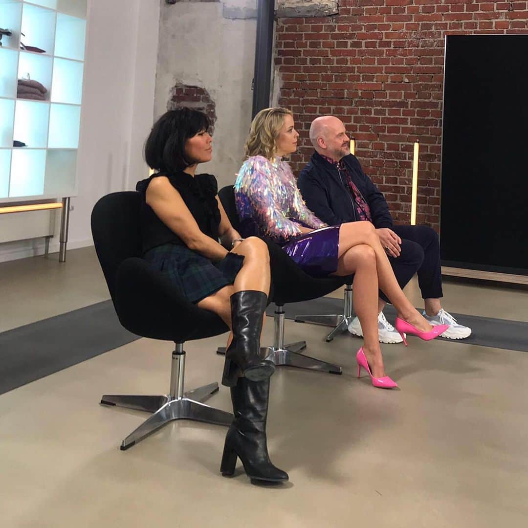 NINA PARKさんのインスタグラム写真 - (NINA PARKInstagram)「Every Saturday ‘Style your Star’ on Channel @prosieben w my lovely colleague @marinahoermanseder & guests from 4pm-5pm CET 📺✌🏼 _____________________________________________ #StyleYourStar #tv #show #celeb #saturday #mua #makeup #beauty #hair #style #fashion #aboutyou #instatravel #쇼 #뷰티 #메이크업 #헤어스타일 #연예인 #메이크업 #헤어스타일 #テレビ #表示 #セレブ #メイクアップ #美しさ」8月23日 18時00分 - ninaparkbeaute