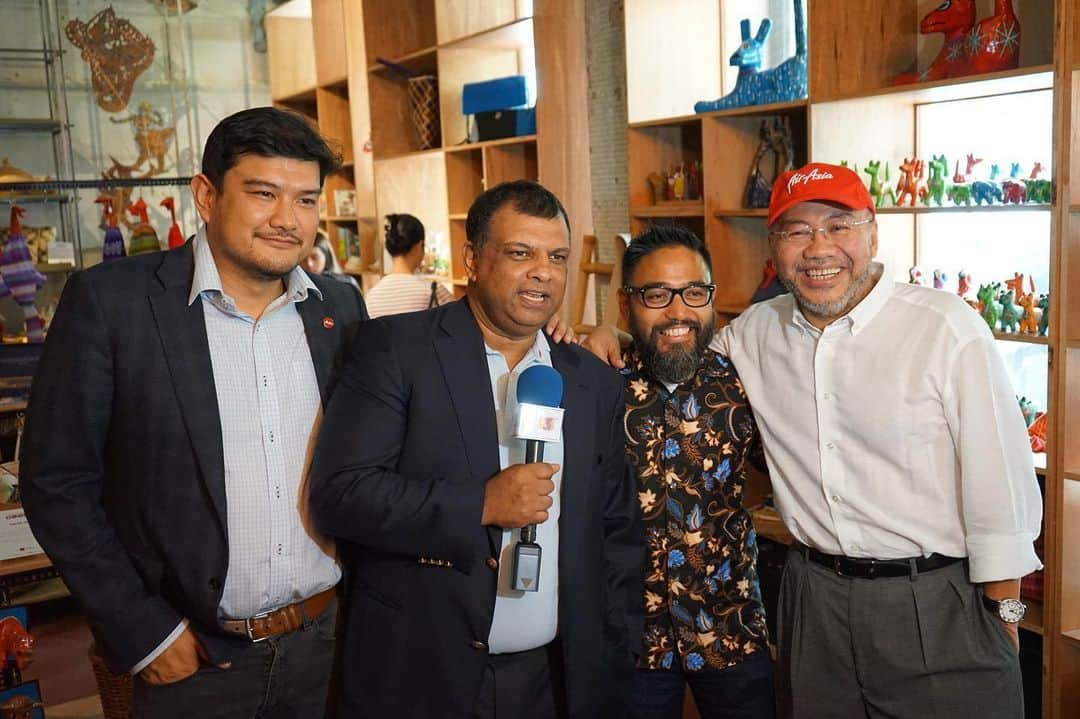 エアアジアさんのインスタグラム写真 - (エアアジアInstagram)「Today is a good, good day as AirAsia Foundation opens its first social enterprise hub Destination: GOOD where hundreds of products from social enterprises around ASEAN can be found!  Visit our newly opened shop at REXKL, 80 Jalan Sultan, Kuala Lumpur and spot your favorite products from other countries!  #DestinationGOOD #AirAsiaFoundation #ShopForADifference」8月23日 18時00分 - airasiasuperapp