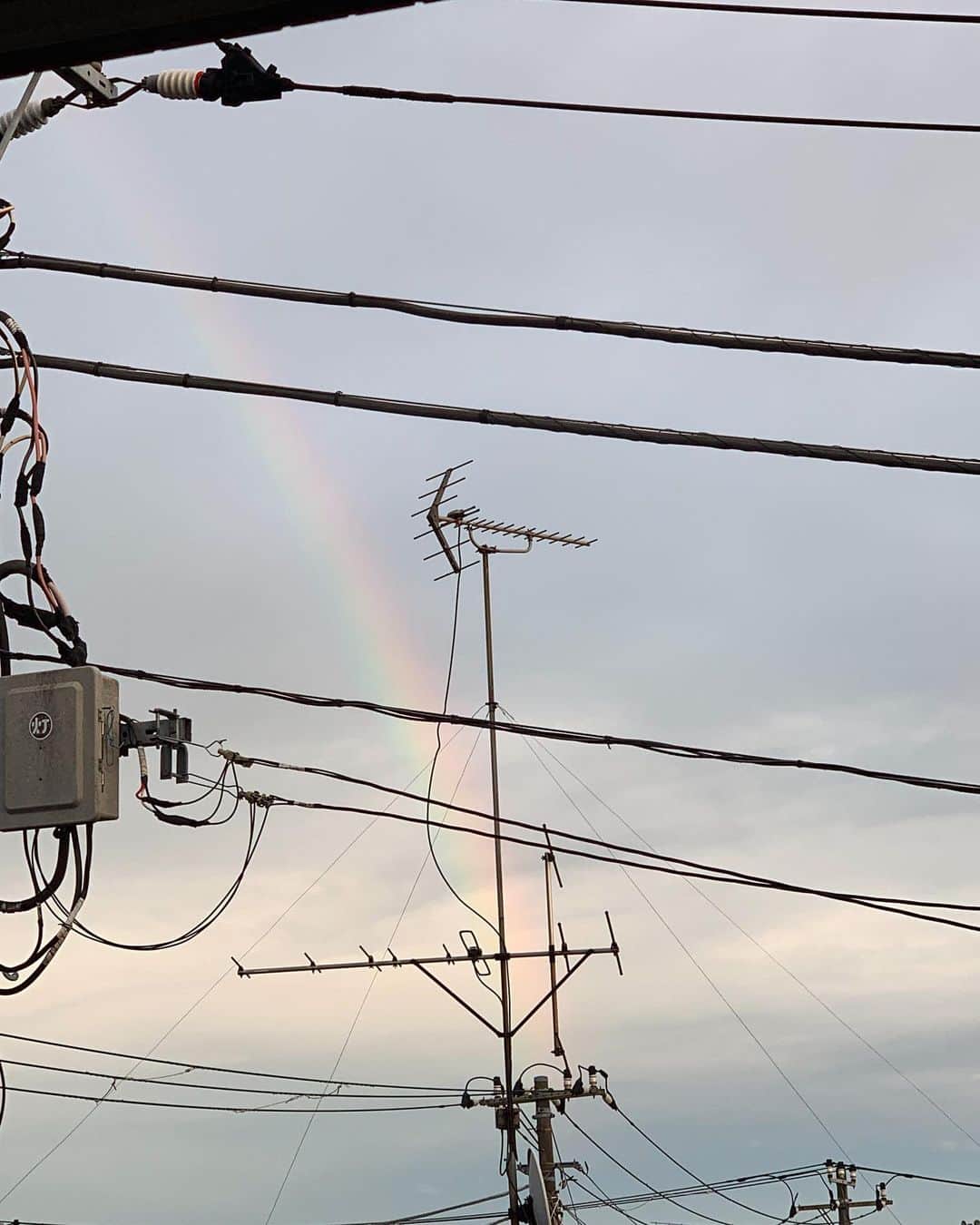 花盛友里のインスタグラム：「みんなお疲れの金曜日に地球からの贈り物！🌈 しかし電信柱の多さよ！」
