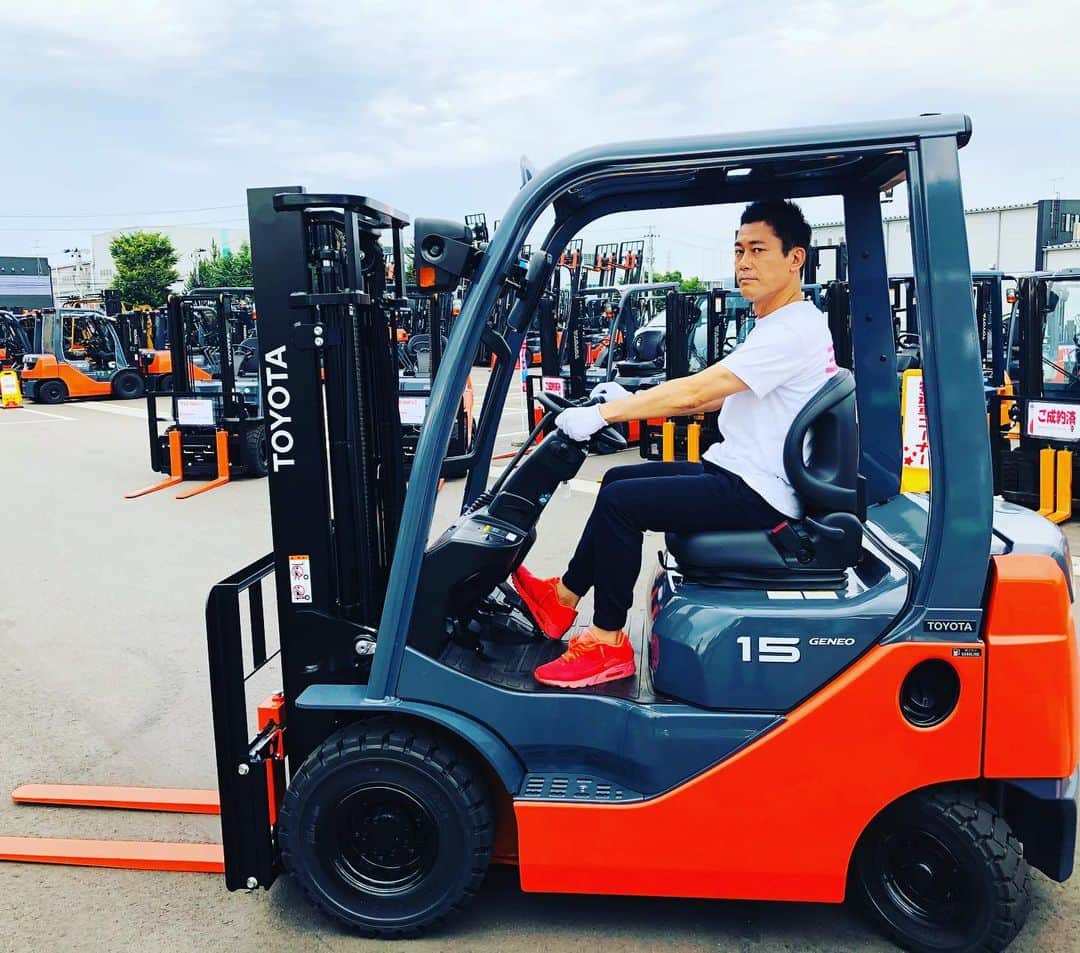 逸見太郎のインスタグラム：「今日の中継は  #TOYOTA#L&F#福島 #フォークリフト#geneo #新車#中古車#展示即売会 #夏得フェア#ヨジデス  色々な種類のフォークリフトを 間近で見ることができ楽しい 中継でした🚜  草野部長のスピンターンも 決まってました🌪 即売会は明日9時〜17時までです❗️」