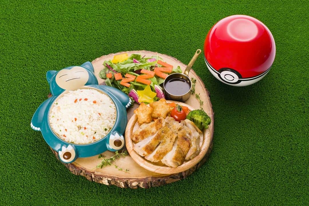 のインスタグラム：「ポケモンカフェに新メニューが登場中🍴✨ ぜんぶ食べて、お腹いっぱい😋 カビゴンのように眠くなっちゃうかも……❗❓💤 くわしくは公式サイトをチェックしてね📲 #pikachu #snorlax #pokemoncafe #cafe #pokeball  #zzz #pokemon #ピカチュウ #カビゴン #モンスターボール #ポケモンカフェ #カフェ #ポケモン」