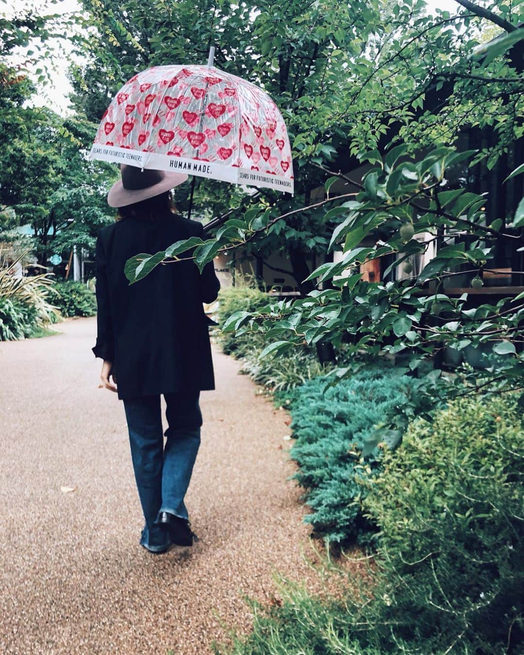 himecyanさんのインスタグラム写真 - (himecyanInstagram)「おろしたての傘を弾く雨音を聴きながら、「新海誠が描きたかった情景はこんな昼下がりの午後だったのかしら？」なんて、思いにふけながらオナラをひとこき。 . Jacket @beautyandyouth_official  Tops @muji_global Overall @deuxiemeclasse  Shoes @zara  Hat @superduperhats Umbrella @humanmade . #すぐ後ろから聞こえるカップルの笑い声 #雨音で消えなかったオナラ音 #大誤算」8月23日 18時10分 - himecyan