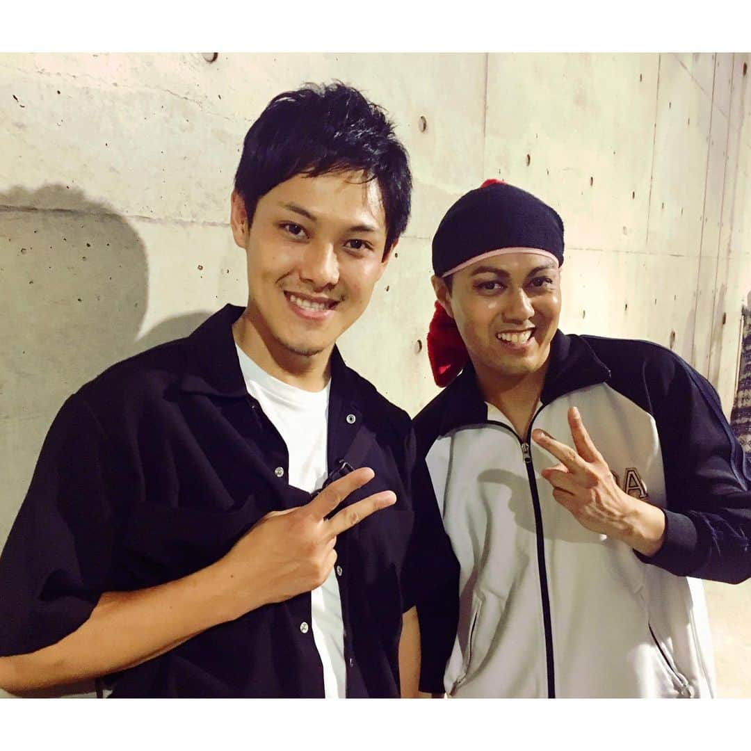 三木秀甫のインスタグラム：「劇団☆新感線『けむりの軍団』を観劇してきました🌪✨ . 新感線は何回か観劇した事がありますが、全体的にスピードとエネルギーが凄くあって、登場人物は魅力的なキャラクターばかりなので、とにかく "破壊力抜群" って感じです🌋👊 . それと、絶対にお客さんを置いていかない世界観もたまらんのです🚄🤩 . そして、ヨネさんダンスの 『しなやかさとダイナミックさ』に惚れ惚れして、魅せ方も本当凄かったので、終演後ヨネさんに率直な感想を伝えたら、 『いやいや、褒めすぎでしょw』と言われてしまいました😂笑 ヨネさん、本当ですよ！！！ . そして、キャッチーな振付も、新感線の雰囲気にピッタリでした👯‍♂️！必見です👀✨ . . 東京、福岡、大阪と全国公演が続きますが、頑張ってくださいー！ . . #劇団新感線  #けむりの軍団  #古田新太  #池田成志  #早乙女太一  #粟根まこと  #米花剛史  #川崎悦子 さんの振付に感動」