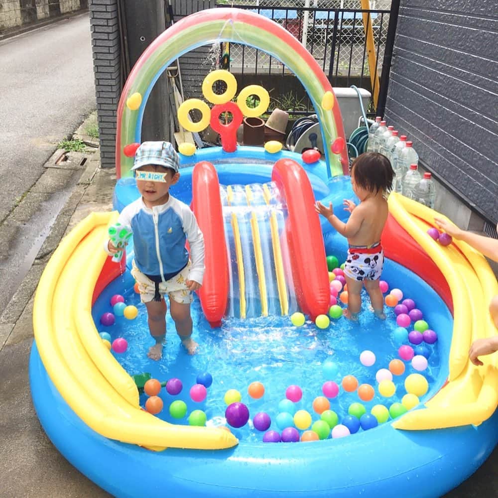 のインスタグラム：「☀️☀️☀️ プール遊び❣️❣️❣️ ﻿ お向かいに住む幼馴染のファミリーから﻿ 嬉し過ぎるお誘い😊﻿ 庭先でこういう遊びが出来るって﻿ なんだか懐かしくて...﻿ ハル君からしたらとっても新鮮よね‼️﻿ ﻿ #mamalife #プール遊び #2歳6ヶ月﻿ #babyboy #イヤイヤ期真っ只中﻿ #救世主 #幼馴染 #﻿ #沢山遊んで #お昼寝してねw」