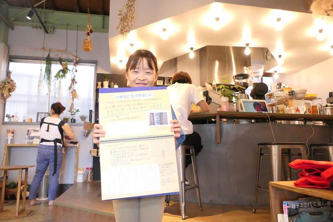 HeyCoffeeさんのインスタグラム写真 - (HeyCoffeeInstagram)「. こんばんわー、店主ゆかですっ。 午後からシトシト雨でしたがいかがお過ごしでしょうかね？ . 今日はとーっても素晴らしいことがあったのでみなさんにお伝えしようと思いますー。真面目な内容ですけど長いけどぜひお目通しください。 . 毎週金曜はno plasticdayとして営業させてもらってます。 海洋問題で特にとりだたされてるマイクロプラスチックを少しでも削減するべく始めたことです。 おかげさまで店内、お持ち帰り合わせてストローの使用頻度もお持ち帰りのプラカップもどちらも昨年の今頃に比べおおよそ70％ほど使用率が下がりました。 夏は特に使うので顕著に現れますよね。 . そんな金曜の今日。とある小学生のお子さんがHeyを訪れてくれました。 目的は＜ノープラスチックデーで何をしているのかを知りたい＞でした。  彼女は夏休みの自由研究で環境問題をテーマにプラスチックが及ぼす環境汚染についてとっても真剣に研究しています。 Heyで実践していることを伝えさせてもらいました。 . 提出予定の研究をまとめたノートを学校の先生より先に（先生ごめんね）拝見させてもらいましたが、とても丁寧に、そしてかなりわかりやすくまとまってました。 ちょっとピンときてない大人たちに読ませてやりたくらい素晴らしいものでした。 . Heyスタッフのしょーちゃんは大学院生で今まさにこの問題について学んでいる最中です。 研究のノートはスペシャリストの卵の彼女も大絶賛でした。  小学生でさえこんなにしっかりと未来を考えているのに、大人の私たちは一体何がしてあげれるんでしょうかね。 トーーーッても胸に刺さりました。 . ストローは特にそうですが、プラスチック製品使わないと不便に感じるハードルのある方にとってはとても複雑な思いもあると思いますが、まずできることから始めていくのに遅いも早いもないかと思います。 . まだこの問題を身近に感じていない人たちにとって、少しでもわかってもらえるように実はしょーちゃんに力を借りてHeyでトークイベントやろうと思いついているところです。 ちゃんといろいろ詳細決まったらお知らせします。 . ご紹介くださった @futaba_gohan さんありがとうございます😊👌✨ . ちょっと今日は真面目な内容でお届けしましたっ。 みなさんにちょこっとでも伝わったらいいなー。 . さ。明日は晴れるそうな！土曜日朝食からみなさんをお待ちして居ります！ . 🎐SCHEDULE 🎐﻿ ﻿ 8/25 sun 16:00-20:00﻿ HeyNight﻿ おHeyの夏祭り🌙﻿ ﻿ 8:30-13:00は通常営業 13:00-16:00は準備のためクローズしてます﻿ ﻿ ﻿ ﻿ 週末に3人以上のご利用はお席のご予約おすすめ致します﻿ ﻿ #HeyCoffee #コーヒー #specialtycoffeeshop  #さいたまカフェ #埼玉グルメ #戸田市 #戸田公園 #戸田ボートコース  #onibus #朝ごはん食べた  #罪深いチートー #ホットドッグ」8月23日 18時03分 - heycoffee.jp