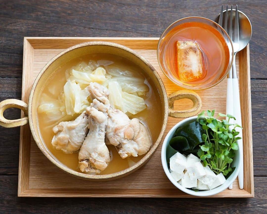 hirokoさんのインスタグラム写真 - (hirokoInstagram)「🌱2019.8.23（金）﻿ ✽.｡.:*・ﾟ #hiroponのおうちごはん﻿ ﻿ 美味しくて簡単！﻿ 何度も作ってる「手羽元のとろとろ煮」で﻿ 簡単#お昼ごはん﻿ で〜す ﻿ menu📝﻿ ▪︎手羽元のとろとろ煮﻿ ▪︎わかめと豆腐のサラダ﻿ ▪︎ルイボスティー﻿ ﻿ ﻿ 【手羽元のとろとろ煮】﻿ レシピはブログに乗せてます﻿ おひまな時にでも遊びにきて下さ〜い﻿ プロフィールの🔗からﾋﾞｭｰﾝと飛べます✈️💨﻿ ﻿ ﻿ ************************************************﻿ ﻿ そして〜素敵な腕時計#nomonday の紹介です﻿ ﻿ 2018年6月に日本に上陸したブランド﻿ @nomonday_jp #ノーマンデー﻿ ﻿ カジュアルなスクエア型の時計が﻿ 存在感ありですよね﻿ まだまだ暑い日が続くけど﻿ ブラウンのレザーベルトはシックな秋色をチョイス﻿ ﻿ 他にもカジュアルでオシャレな時計がたくさんあるので @nomonday_jp をチェックしてみて﻿ ﻿ そして10%OFFになるクーポンコード発行！﻿ この機会にクーポンコードを使って﻿ 素敵な時計をゲットしちゃって下さい👍﻿ ﻿ 10％OFFクーポンコード﻿ ✔︎クーポンコード：hiropon0201﻿ ﻿ 詳しく▶︎ @nomonday_jp をチェックしてね🤗﻿ 🖥▶︎http://nomonday.jp/﻿ ﻿ ﻿ #腕時計 #時計 #手元倶楽部 ﻿ .........The end 🍴﻿ #オリーブノート #オリーブノートアンバサダー #ヨムーノ #ヨムーノメイト #インスタフード #おうちごはん通信 #おうちごはん #おうちごはLover  #くらしメイド #フーディーテーブル #マカロニメイト #デリミア #デリスタグラマー #うちのシェフ #てづくりごはん365 #楽天roomに載せてます #snapdish #macaroni #locari_kitchen #lin_stagrammer﻿」8月23日 18時04分 - hiropon0201