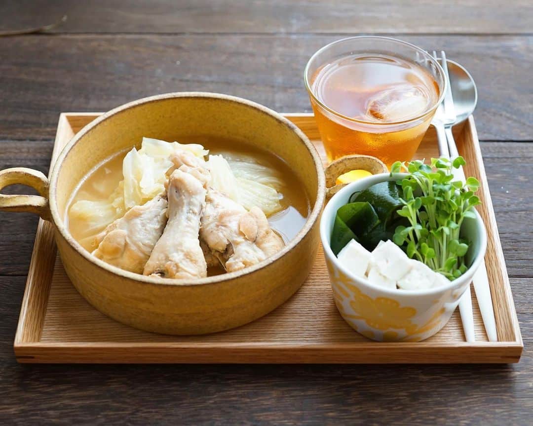 hirokoさんのインスタグラム写真 - (hirokoInstagram)「🌱2019.8.23（金）﻿ ✽.｡.:*・ﾟ #hiroponのおうちごはん﻿ ﻿ 美味しくて簡単！﻿ 何度も作ってる「手羽元のとろとろ煮」で﻿ 簡単#お昼ごはん﻿ で〜す ﻿ menu📝﻿ ▪︎手羽元のとろとろ煮﻿ ▪︎わかめと豆腐のサラダ﻿ ▪︎ルイボスティー﻿ ﻿ ﻿ 【手羽元のとろとろ煮】﻿ レシピはブログに乗せてます﻿ おひまな時にでも遊びにきて下さ〜い﻿ プロフィールの🔗からﾋﾞｭｰﾝと飛べます✈️💨﻿ ﻿ ﻿ ************************************************﻿ ﻿ そして〜素敵な腕時計#nomonday の紹介です﻿ ﻿ 2018年6月に日本に上陸したブランド﻿ @nomonday_jp #ノーマンデー﻿ ﻿ カジュアルなスクエア型の時計が﻿ 存在感ありですよね﻿ まだまだ暑い日が続くけど﻿ ブラウンのレザーベルトはシックな秋色をチョイス﻿ ﻿ 他にもカジュアルでオシャレな時計がたくさんあるので @nomonday_jp をチェックしてみて﻿ ﻿ そして10%OFFになるクーポンコード発行！﻿ この機会にクーポンコードを使って﻿ 素敵な時計をゲットしちゃって下さい👍﻿ ﻿ 10％OFFクーポンコード﻿ ✔︎クーポンコード：hiropon0201﻿ ﻿ 詳しく▶︎ @nomonday_jp をチェックしてね🤗﻿ 🖥▶︎http://nomonday.jp/﻿ ﻿ ﻿ #腕時計 #時計 #手元倶楽部 ﻿ .........The end 🍴﻿ #オリーブノート #オリーブノートアンバサダー #ヨムーノ #ヨムーノメイト #インスタフード #おうちごはん通信 #おうちごはん #おうちごはLover  #くらしメイド #フーディーテーブル #マカロニメイト #デリミア #デリスタグラマー #うちのシェフ #てづくりごはん365 #楽天roomに載せてます #snapdish #macaroni #locari_kitchen #lin_stagrammer﻿」8月23日 18時04分 - hiropon0201