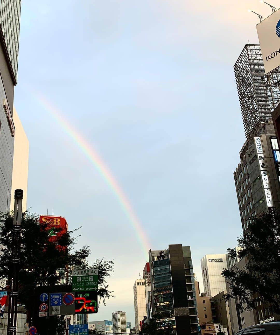 松下萌子のインスタグラム：「#rainbow 動き出した僕の夢 深い谷越えて 虹になれたらいいな #銀座」