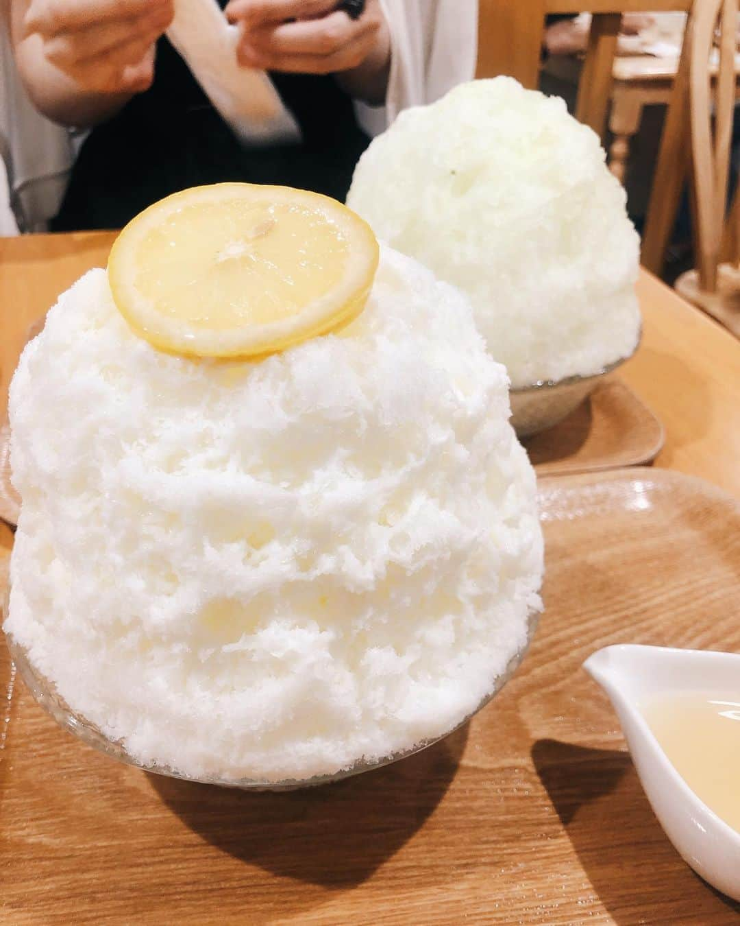 崎本ゆかりさんのインスタグラム写真 - (崎本ゆかりInstagram)「🍧🍋🍧🍈 . . Ad後に初巣鴨。 最近のかき氷は、キーンてならないから良い！ ぺろり。 #かき氷#レモンミルク#美味#雪菓#塩大福#みずの#初めての巣鴨#巣鴨地蔵通り商店街#ブレてるくらいがちょうどいい#夏#sugamo#happ#tokyo#memories #🍡#🍧#🍋」8月23日 18時12分 - yukariiiin5