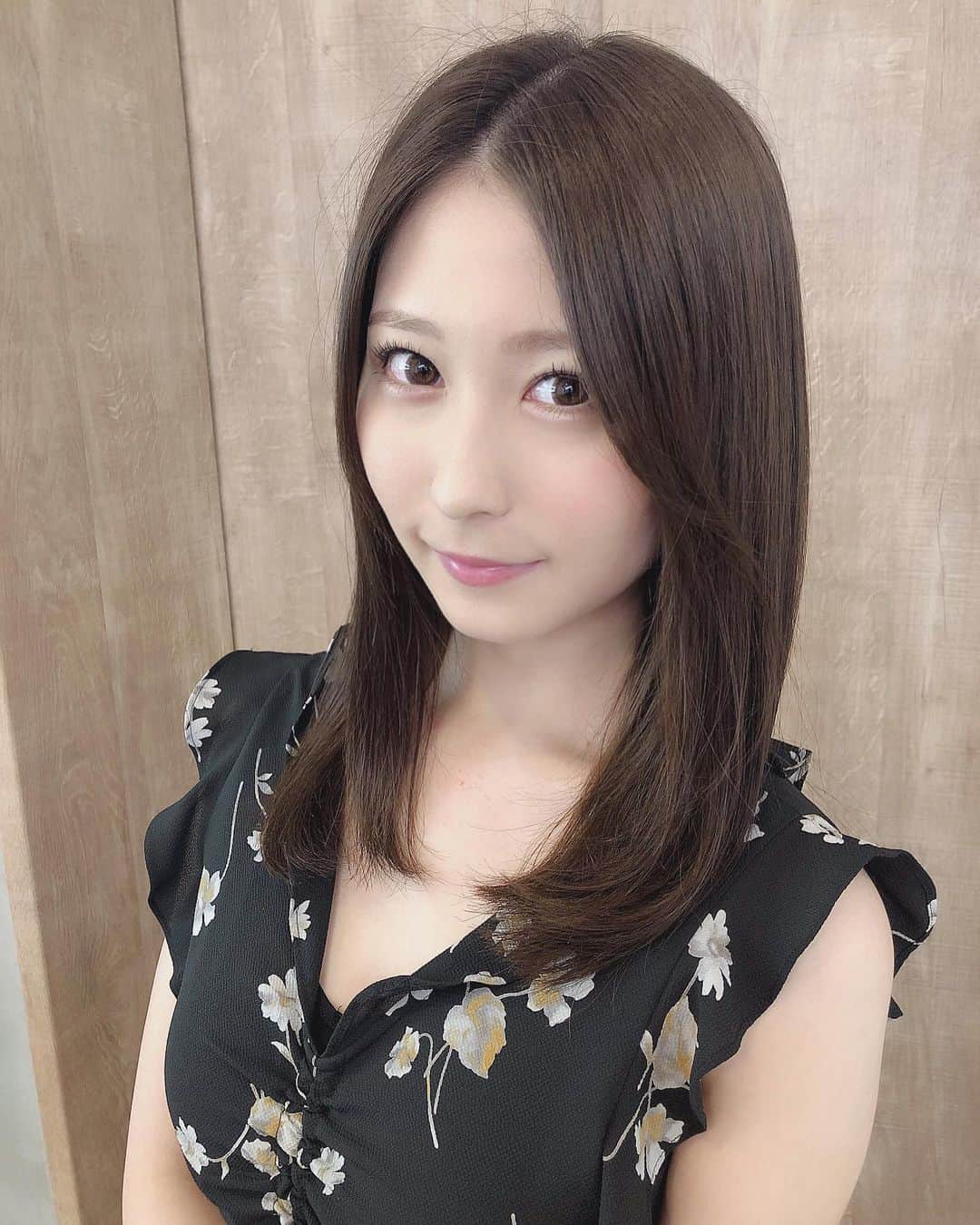 飛鳥りんのインスタグラム：「髪の毛結構のびてきた💕👼 ヘアカラーと髪質改善トリートメント✨  重くない暗めの色で染めてもらってます🌈 #髪質改善トリートメント でさらさら~🧚‍♀️✨ @takahiro_numa」