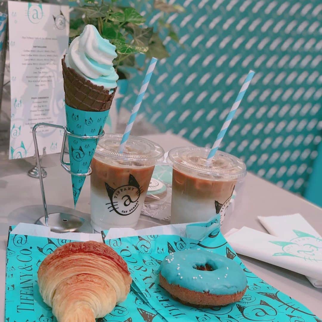 紗蘭さんのインスタグラム写真 - (紗蘭Instagram)「昨日は念願だったTiffany Cafeへ💙💙💙 ・ ずっと混んでて中々予約が取れず、やっと行けたよ〜🥺💕 カフェの空間に合わせて友達とコーデを白とブルーで統一してみた💭💙 やっぱり可愛いカフェはテンション上がる☺️ #tiffanycafe #tiffanyandco #tiffany #ootd #さらファッション」8月23日 18時13分 - saracchidayo