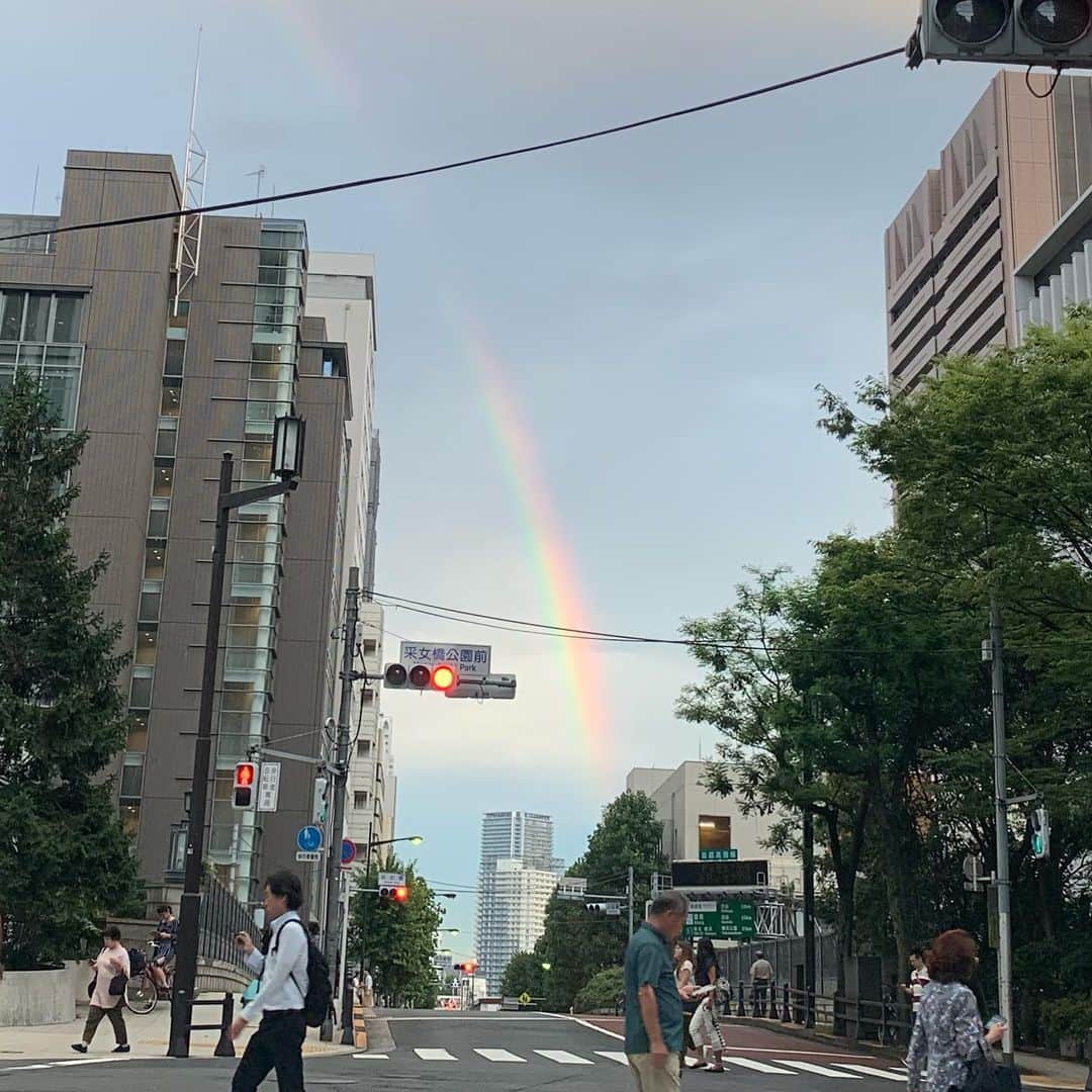 宮崎謙介さんのインスタグラム写真 - (宮崎謙介Instagram)「雨上がりの虹。綺麗だ。  #銀座 #にじ」8月23日 18時13分 - miyazakikensuke1031