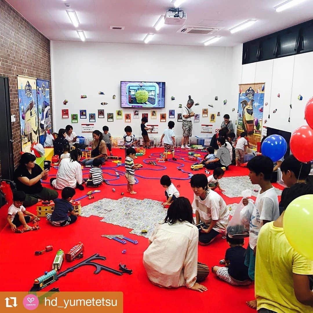 フジテレビ「チャギントン」さんのインスタグラム写真 - (フジテレビ「チャギントン」Instagram)「* 🔔お知らせ🔔  愛知県豊川市 ハウスドゥ！豊川中央店で開催中✨  25日㈰は 絵かき歌先生ヤポンスキーこばやし画伯も登場 🎨🖌️ あそびに来てね💛  #Repost @hd_yumetetsu • • • • • • #チャギントンランドmini  本日から3日間開催‼️ ㅤ ㅤㅤ  ㅤ ㅤㅤ 初日からたくさんご来場 いただいております🤗💕 ㅤ ㅤㅤ 2階KIDSタウンは くつをぬいでくつろげる ふかふかマット仕様✨  ㅤ ㅤㅤ たーーくさんのおもちゃが あってお子様に大人気🌟 ㅤ ㅤㅤ  ㅤ ㅤㅤ 【本日のみ】 急きょ変更させていただきました 『なりきり撮影会』では、 サンバイザーのプレゼント付き❣️ 夏休みも終盤。 思い出作りにいかがでしょうか？😳💓 ㅤㅤ  ㅤ ㅤㅤ  ご来場お待ちしております❣️ ㅤ ㅤㅤ #チャギントン #チャギントンランド #ゆめてつ #ここすも #夏休み #夏休みイベント #夏休みイベント愛知 #三河ママ #東三河ママ #キッズイベント  ㅤ ㅤㅤ」8月23日 18時20分 - chuggington.jp