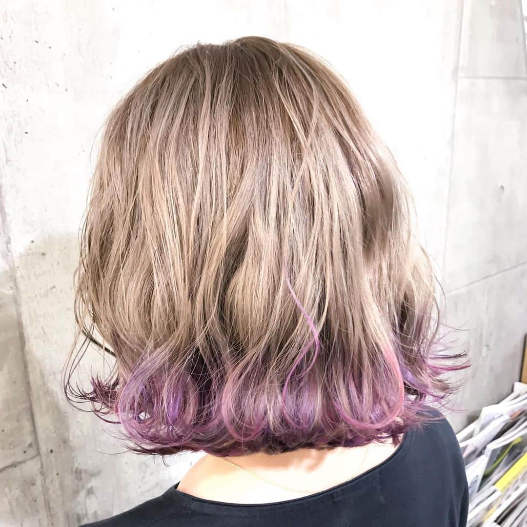 のインスタグラム：「[ SHACHU × FIBREPLEX インスタタイアップ企画] ANTIQUE COLOR Hair by @miyachinoriyoshi  シュワルツコフの毛髪強化システム＝ファイバープレックス どんな髪にも使え、しっかり発色。 染める＋『 保護・強化 』のヘアカラーに #アンティークカラー が登場！ 渋谷の大人気サロン「SHACHU」とのコラボレーションで、ファイバープレックスカラーのヘアスタイル写真をアップします！  @shachu_hair  #ファイバープレックス #ファイバープレックスカラー #unlock #アンティークカラー #チャコールカラー #デニムヘア #マッシュルームブラウン #裾カラー」