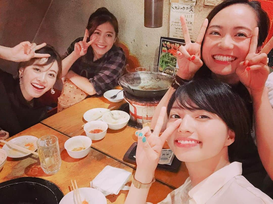 高見奈央さんのインスタグラム写真 - (高見奈央Instagram)「. . 昨日はヤバい女子会だったよー！笑 . 山奥の生活を思い出すと ちゃんとした鍋囲ってごはん食べてるの なんか違和感www . 楽しかったー！！！ . #女子会 #girlstalk #チラ見する千円笑 #ヤバいバル #ヤバい話のhowmuch」8月23日 18時22分 - nao_takami1128