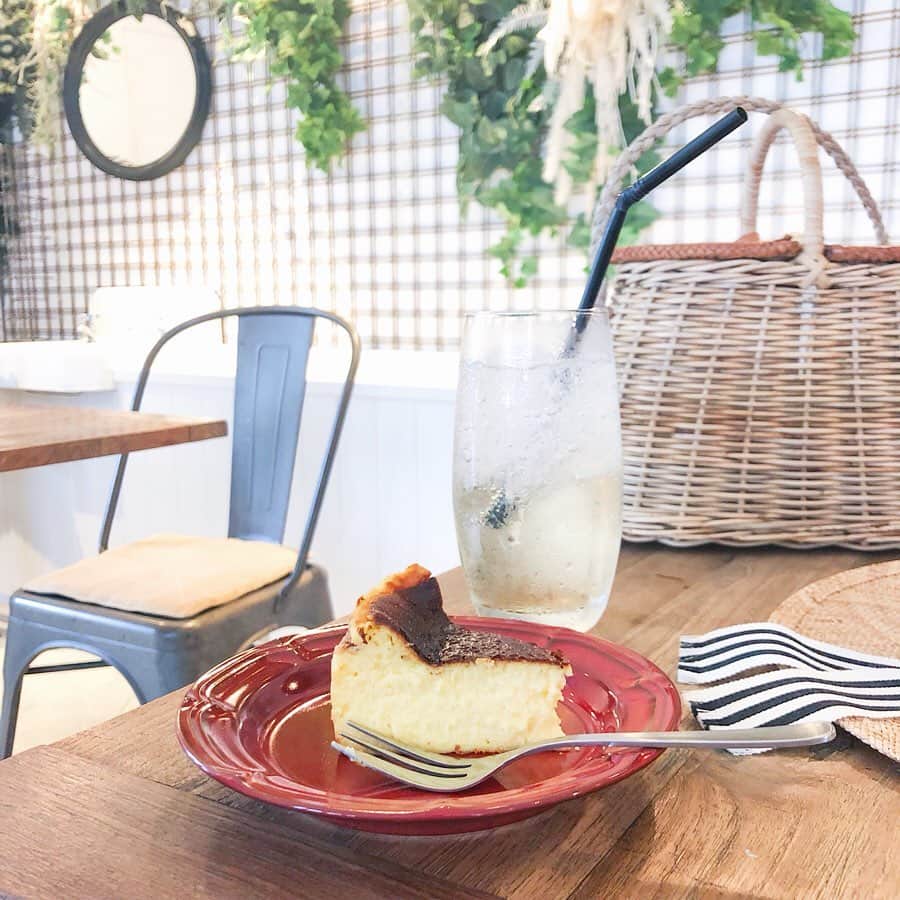 chinatsu614さんのインスタグラム写真 - (chinatsu614Instagram)「CAFE SANS NOM𖠚ᐝ﻿ #cafestagram #tartadequeso #cheesecake #roppongi ﻿ ・﻿ ・﻿ ・﻿ ﻿ 六本木界隈で売り切れ続出の﻿ バスクチーズケーキを食べに♡𓃟♡ ﻿ ﻿ クリーミーで濃厚なチーズと塩っ気が最高！﻿ ﻿ 外側の絶妙な焼き色と、内側のプリンのようなレア感が﻿ すっごく美味しかったーーー！！！！！﻿ ﻿ ホールで食べたい笑﻿ ﻿ 店内もめちゃかわだよ♡ ﻿ ﻿ ・﻿ w/ @risacollage ﻿ ・﻿ ・﻿ ・﻿ #おすすめカフェ﻿ #バスクチーズケーキ ﻿ #チーズケーキ ﻿ #カフェ ﻿ #ビネガードリンク ﻿ #コーヒー ﻿ #赤坂 ﻿ #cafesansnom ﻿ #pr ﻿ #コラボベース」8月23日 18時24分 - chinatsu614