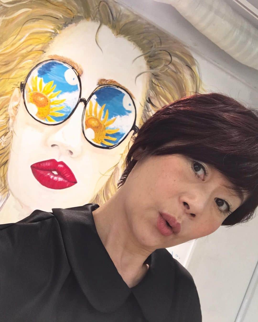 のインスタグラム：「ショートヘアは 髪が伸びて すぐにスタイルが変わってしまうので しょっ中 野田さんにハサミを入れてもらいます  週明けには 来年のカレンダー撮影もあるので 今朝いちばんで MONOTYPEに行きました❗️ このあと 対談の取材があるので 今日は COMME des GARÇONSの ワンピースを着ましたよ お気に入りです❗️ #commedesgarcons  #MONOTYPE #ショートヘア」