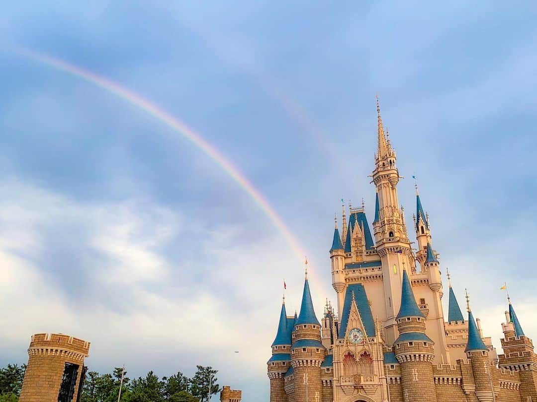 Hatamaさんのインスタグラム写真 - (HatamaInstagram)「＊ ＊  雨上がりの奇跡的瞬間🌈🌈 #TokyoDisneyResort #tokyodisneyland #cinderellacastle #disneygram #disneylife #disney #disneylover #disneylove #sky #rainbow #イマソラ #虹 #ダブルレインボー #シンデレラ城 #空 #雨上がり #ディズニー #東京ディズニーランド #ディズニー好きな人と繋がりたい #ディズニー好きな人と仲良くなりたい #ディズニー女子」8月23日 18時25分 - hatama_1118