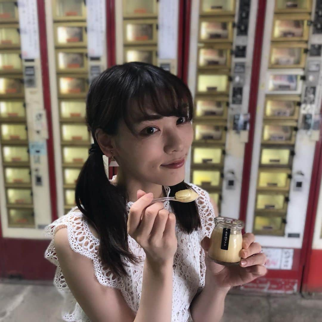 天玲美音さんのインスタグラム写真 - (天玲美音Instagram)「CMのような1枚✨✨✨ 【#プリンと私🍮💕】 . プリンうんま〜⤴︎っ😋 #森町 にある#烏骨鶏苑 さん🌈✨ . いや〜 本当にここの烏骨鶏卵美味しいですし、 いいお写真撮れたので 載せちゃいましたよ☺️ . #烏骨鶏たまご マジ美味しいです！！！！！ . まず、割った時から 弾力性が違いますし、 とにかく美味しい〜 . これぞ！自然の美味しさ😋 プリンだって、その卵使ってるんですから 美味しいに決まってますよね！！！！！ . 実は... #小國神社 さんに勧められて 1年半前くらいに 入ったのがきっかけ。 お忍びで 足しげく通っていました... . 栄養価抜群ですし、 #卵かけご飯 がたまらないのですよ。 #🍚 . 行きか、帰りに 小國神社で参拝もできますしね。(近いです) . 8月の頭に、うごラジで伺い ご縁を感じました🐓💕💕 . みんなも、食べてみてね‼️‼️‼️ . MION Heart LOVE＆SMILE #天玲美音 💛 . #drive #car #bike #mori #morimachi #ichimiya #egg #烏骨鶏 #烏骨鶏卵 #プリン #ぷりん #miontenrei #cm #model #烏骨鶏プリン #静岡県 #周智郡 #森町 #instasweet #instasweets  #スイーツ #たまごの自動販売機 前にて#みおんさん 💛」8月23日 18時30分 - miontenrei