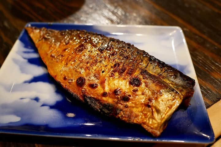 福岡グルメ 福岡ランチ「デビログ」さんのインスタグラム写真 - (福岡グルメ 福岡ランチ「デビログ」Instagram)「本日、LOVE FM (76.1MHz) 毎週金曜日18:25～「デビ×ユリの飲みにいきたい金曜日 ”ノミキン” 」で紹介したのは、大名にある『永らく』という炉端焼きのお店です。 わかりにくい場所にあるのだけど、#大人の隠れ家 という感じがGood❗️ カウンター席の目の前で焼いてもらえるので、よだれがでる～🤤 番組で紹介した料理はこれ↓ 宮城県の三陸海岸の生産者さんから直送された「#真牡蠣 」 夏に真牡蠣は初めて食べた👍 岩牡蠣と同じくらいの特大サイズでびっくり！750円/個 味もしっかりしていて美味しい😋👌 ※取材時の大きい牡蠣の出荷が終了して、現在は半分くらいの大きさになっているとのこと。値段は450円/個 オレンジの皮を漬け込んだメーカーズマークのハイボールと一緒にいただいた。 牡蠣とハイボールの組み合わせは初めてだったが合うねぇ～🙆‍♂️ 銅のタンブラーだから冷たさが長持ちするのも嬉しいね。 「#ミシュランガイド福岡・佐賀・長崎 2019」掲載店 番組を聴き逃した方はデビログでも聴くことができますよ〜 . メニュー、他pic、内観などは「デビログ」に掲載しています。 サイトを見る場合はブラウザで「デビログ」で検索👉 . #永らく （ながらく） #福岡市中央区大名 1-8-25 杉の宮マンション1F 092-738-3438 17:00～0:00 日曜日定休 ※月曜日が祝日の時は日曜日営業。要確認。！ . ♦️福岡グルメ 福岡ランチを検索できるブログ は「デビログ」で検索👉 ♦️マニアックな情報や本当に美味しいお店情報なら「もっとデビログ」で検索👉 . #大名グルメ #福岡炉端焼き #福岡隠れ家 #LOVEFM #ノミキン #メーカーズマーク #makersMark  #福岡 #博多 #fukuokapics #fukuoka #fukuokacity #hakata #fukuokarestaurant #fukuokagourmet #福岡飲食店 #福岡グルメ #福岡ランチ #福岡ごはん #福岡ご飯 #食べログ福岡 #福岡飯 #福岡食べ歩き」8月23日 18時31分 - devi_takahashi