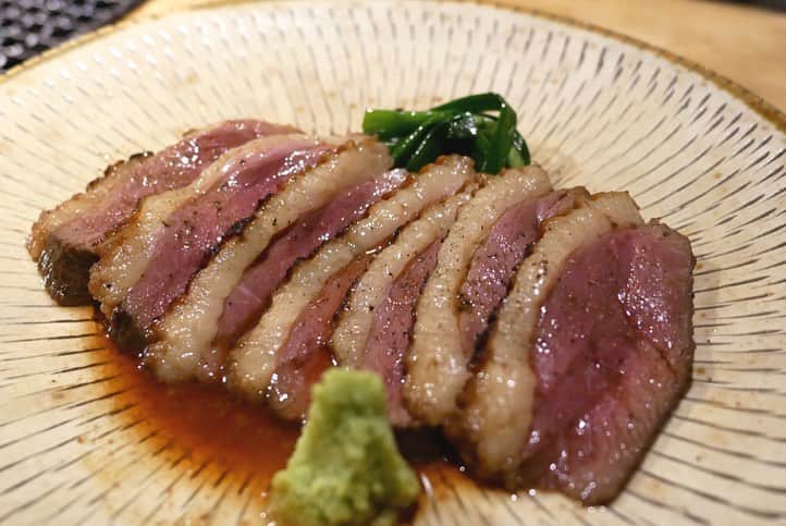 福岡グルメ 福岡ランチ「デビログ」さんのインスタグラム写真 - (福岡グルメ 福岡ランチ「デビログ」Instagram)「本日、LOVE FM (76.1MHz) 毎週金曜日18:25～「デビ×ユリの飲みにいきたい金曜日 ”ノミキン” 」で紹介したのは、大名にある『永らく』という炉端焼きのお店です。 わかりにくい場所にあるのだけど、#大人の隠れ家 という感じがGood❗️ カウンター席の目の前で焼いてもらえるので、よだれがでる～🤤 番組で紹介した料理はこれ↓ 宮城県の三陸海岸の生産者さんから直送された「#真牡蠣 」 夏に真牡蠣は初めて食べた👍 岩牡蠣と同じくらいの特大サイズでびっくり！750円/個 味もしっかりしていて美味しい😋👌 ※取材時の大きい牡蠣の出荷が終了して、現在は半分くらいの大きさになっているとのこと。値段は450円/個 オレンジの皮を漬け込んだメーカーズマークのハイボールと一緒にいただいた。 牡蠣とハイボールの組み合わせは初めてだったが合うねぇ～🙆‍♂️ 銅のタンブラーだから冷たさが長持ちするのも嬉しいね。 「#ミシュランガイド福岡・佐賀・長崎 2019」掲載店 番組を聴き逃した方はデビログでも聴くことができますよ〜 . メニュー、他pic、内観などは「デビログ」に掲載しています。 サイトを見る場合はブラウザで「デビログ」で検索👉 . #永らく （ながらく） #福岡市中央区大名 1-8-25 杉の宮マンション1F 092-738-3438 17:00～0:00 日曜日定休 ※月曜日が祝日の時は日曜日営業。要確認。！ . ♦️福岡グルメ 福岡ランチを検索できるブログ は「デビログ」で検索👉 ♦️マニアックな情報や本当に美味しいお店情報なら「もっとデビログ」で検索👉 . #大名グルメ #福岡炉端焼き #福岡隠れ家 #LOVEFM #ノミキン #メーカーズマーク #makersMark  #福岡 #博多 #fukuokapics #fukuoka #fukuokacity #hakata #fukuokarestaurant #fukuokagourmet #福岡飲食店 #福岡グルメ #福岡ランチ #福岡ごはん #福岡ご飯 #食べログ福岡 #福岡飯 #福岡食べ歩き」8月23日 18時31分 - devi_takahashi