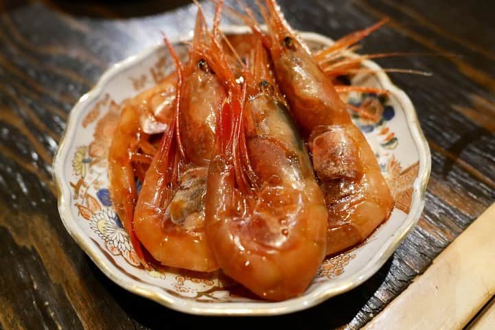 福岡グルメ 福岡ランチ「デビログ」さんのインスタグラム写真 - (福岡グルメ 福岡ランチ「デビログ」Instagram)「本日、LOVE FM (76.1MHz) 毎週金曜日18:25～「デビ×ユリの飲みにいきたい金曜日 ”ノミキン” 」で紹介したのは、大名にある『永らく』という炉端焼きのお店です。 わかりにくい場所にあるのだけど、#大人の隠れ家 という感じがGood❗️ カウンター席の目の前で焼いてもらえるので、よだれがでる～🤤 番組で紹介した料理はこれ↓ 宮城県の三陸海岸の生産者さんから直送された「#真牡蠣 」 夏に真牡蠣は初めて食べた👍 岩牡蠣と同じくらいの特大サイズでびっくり！750円/個 味もしっかりしていて美味しい😋👌 ※取材時の大きい牡蠣の出荷が終了して、現在は半分くらいの大きさになっているとのこと。値段は450円/個 オレンジの皮を漬け込んだメーカーズマークのハイボールと一緒にいただいた。 牡蠣とハイボールの組み合わせは初めてだったが合うねぇ～🙆‍♂️ 銅のタンブラーだから冷たさが長持ちするのも嬉しいね。 「#ミシュランガイド福岡・佐賀・長崎 2019」掲載店 番組を聴き逃した方はデビログでも聴くことができますよ〜 . メニュー、他pic、内観などは「デビログ」に掲載しています。 サイトを見る場合はブラウザで「デビログ」で検索👉 . #永らく （ながらく） #福岡市中央区大名 1-8-25 杉の宮マンション1F 092-738-3438 17:00～0:00 日曜日定休 ※月曜日が祝日の時は日曜日営業。要確認。！ . ♦️福岡グルメ 福岡ランチを検索できるブログ は「デビログ」で検索👉 ♦️マニアックな情報や本当に美味しいお店情報なら「もっとデビログ」で検索👉 . #大名グルメ #福岡炉端焼き #福岡隠れ家 #LOVEFM #ノミキン #メーカーズマーク #makersMark  #福岡 #博多 #fukuokapics #fukuoka #fukuokacity #hakata #fukuokarestaurant #fukuokagourmet #福岡飲食店 #福岡グルメ #福岡ランチ #福岡ごはん #福岡ご飯 #食べログ福岡 #福岡飯 #福岡食べ歩き」8月23日 18時31分 - devi_takahashi