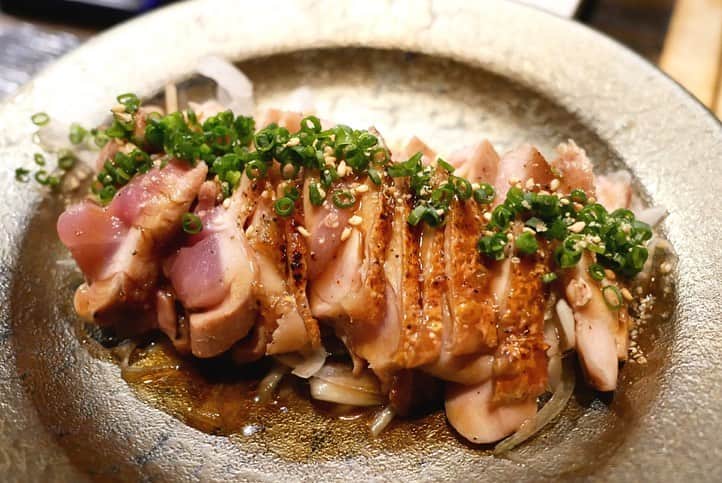 福岡グルメ 福岡ランチ「デビログ」さんのインスタグラム写真 - (福岡グルメ 福岡ランチ「デビログ」Instagram)「本日、LOVE FM (76.1MHz) 毎週金曜日18:25～「デビ×ユリの飲みにいきたい金曜日 ”ノミキン” 」で紹介したのは、大名にある『永らく』という炉端焼きのお店です。 わかりにくい場所にあるのだけど、#大人の隠れ家 という感じがGood❗️ カウンター席の目の前で焼いてもらえるので、よだれがでる～🤤 番組で紹介した料理はこれ↓ 宮城県の三陸海岸の生産者さんから直送された「#真牡蠣 」 夏に真牡蠣は初めて食べた👍 岩牡蠣と同じくらいの特大サイズでびっくり！750円/個 味もしっかりしていて美味しい😋👌 ※取材時の大きい牡蠣の出荷が終了して、現在は半分くらいの大きさになっているとのこと。値段は450円/個 オレンジの皮を漬け込んだメーカーズマークのハイボールと一緒にいただいた。 牡蠣とハイボールの組み合わせは初めてだったが合うねぇ～🙆‍♂️ 銅のタンブラーだから冷たさが長持ちするのも嬉しいね。 「#ミシュランガイド福岡・佐賀・長崎 2019」掲載店 番組を聴き逃した方はデビログでも聴くことができますよ〜 . メニュー、他pic、内観などは「デビログ」に掲載しています。 サイトを見る場合はブラウザで「デビログ」で検索👉 . #永らく （ながらく） #福岡市中央区大名 1-8-25 杉の宮マンション1F 092-738-3438 17:00～0:00 日曜日定休 ※月曜日が祝日の時は日曜日営業。要確認。！ . ♦️福岡グルメ 福岡ランチを検索できるブログ は「デビログ」で検索👉 ♦️マニアックな情報や本当に美味しいお店情報なら「もっとデビログ」で検索👉 . #大名グルメ #福岡炉端焼き #福岡隠れ家 #LOVEFM #ノミキン #メーカーズマーク #makersMark  #福岡 #博多 #fukuokapics #fukuoka #fukuokacity #hakata #fukuokarestaurant #fukuokagourmet #福岡飲食店 #福岡グルメ #福岡ランチ #福岡ごはん #福岡ご飯 #食べログ福岡 #福岡飯 #福岡食べ歩き」8月23日 18時31分 - devi_takahashi