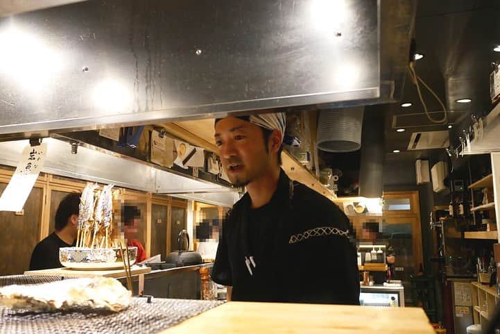 福岡グルメ 福岡ランチ「デビログ」さんのインスタグラム写真 - (福岡グルメ 福岡ランチ「デビログ」Instagram)「本日、LOVE FM (76.1MHz) 毎週金曜日18:25～「デビ×ユリの飲みにいきたい金曜日 ”ノミキン” 」で紹介したのは、大名にある『永らく』という炉端焼きのお店です。 わかりにくい場所にあるのだけど、#大人の隠れ家 という感じがGood❗️ カウンター席の目の前で焼いてもらえるので、よだれがでる～🤤 番組で紹介した料理はこれ↓ 宮城県の三陸海岸の生産者さんから直送された「#真牡蠣 」 夏に真牡蠣は初めて食べた👍 岩牡蠣と同じくらいの特大サイズでびっくり！750円/個 味もしっかりしていて美味しい😋👌 ※取材時の大きい牡蠣の出荷が終了して、現在は半分くらいの大きさになっているとのこと。値段は450円/個 オレンジの皮を漬け込んだメーカーズマークのハイボールと一緒にいただいた。 牡蠣とハイボールの組み合わせは初めてだったが合うねぇ～🙆‍♂️ 銅のタンブラーだから冷たさが長持ちするのも嬉しいね。 「#ミシュランガイド福岡・佐賀・長崎 2019」掲載店 番組を聴き逃した方はデビログでも聴くことができますよ〜 . メニュー、他pic、内観などは「デビログ」に掲載しています。 サイトを見る場合はブラウザで「デビログ」で検索👉 . #永らく （ながらく） #福岡市中央区大名 1-8-25 杉の宮マンション1F 092-738-3438 17:00～0:00 日曜日定休 ※月曜日が祝日の時は日曜日営業。要確認。！ . ♦️福岡グルメ 福岡ランチを検索できるブログ は「デビログ」で検索👉 ♦️マニアックな情報や本当に美味しいお店情報なら「もっとデビログ」で検索👉 . #大名グルメ #福岡炉端焼き #福岡隠れ家 #LOVEFM #ノミキン #メーカーズマーク #makersMark  #福岡 #博多 #fukuokapics #fukuoka #fukuokacity #hakata #fukuokarestaurant #fukuokagourmet #福岡飲食店 #福岡グルメ #福岡ランチ #福岡ごはん #福岡ご飯 #食べログ福岡 #福岡飯 #福岡食べ歩き」8月23日 18時31分 - devi_takahashi