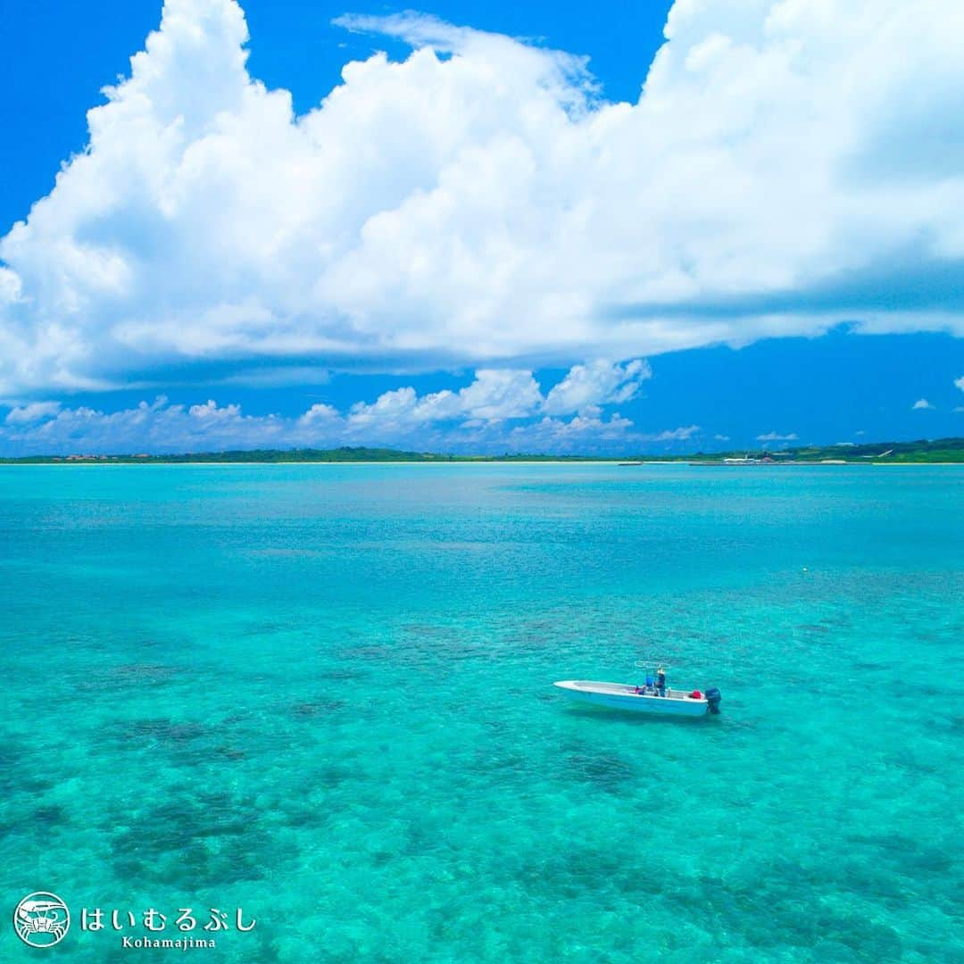 HAIMURUBUSHI はいむるぶしさんのインスタグラム写真 - (HAIMURUBUSHI はいむるぶしInstagram)「サンゴ礁の浅瀬に浮かぶボートが浮いてるように見える昼下がり… 青空には美しい造形の白い入道雲が湧き立っています。 #沖縄 #八重山諸島 #小浜島 #サンゴ礁 #ボート #リゾート #ホテル #はいむるぶし #japan #okinawa #yaeyamaislands #kohamajima #blueseal #reef #boat #resort #hotel #haimurubushi」8月23日 18時44分 - haimurubushi_resorts