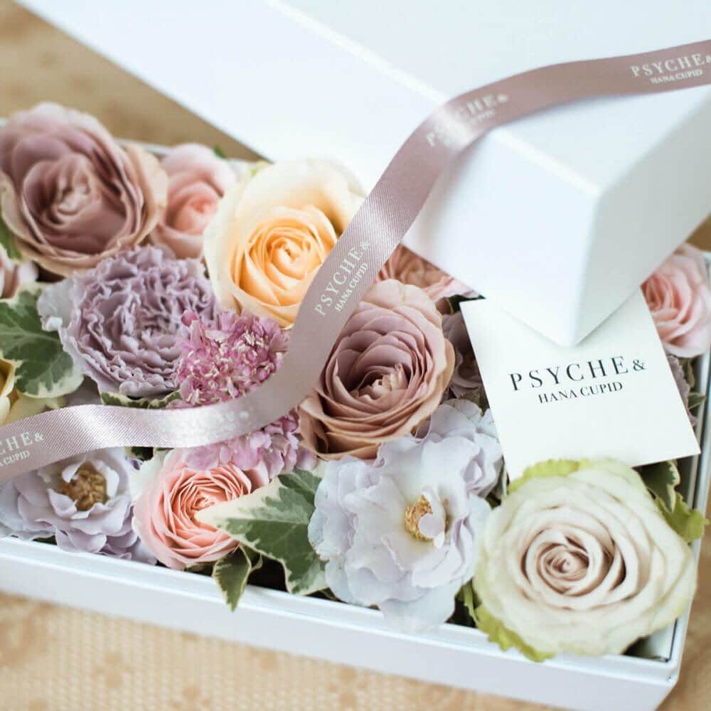 のインスタグラム：「. バラの花言葉は「愛」「美」など美しい言葉を持つ花。 エレガントで上品なバラを詰め込んだミックスカラーのフラワーボックスは、特別な贈り物としてもぴったりです。 2人の大切な記念日に、美しい生花のプレゼントはいかがでしょうか？ ｰｰｰｰｰｰｰｰｰｰｰｰｰｰｰｰｰｰｰｰｰｰｰｰｰｰｰｰｰｰｰｰｰｰｰｰｰｰｰｰｰｰｰｰｰｰｰｰｰｰｰ #プシュケ #花キューピット #バラ #フラワーボックス  #花に心を込めて #暮らしに花を #花のある暮らし #サプライズ #フラワーデザイン #インテリアフラワー #フラワーギフト #フラワーボックス #誕生日プレゼント #結婚祝い #記念日 #birthday #wedding #プシュケ_Elegant ｰｰｰｰｰｰｰｰｰｰｰｰｰｰｰｰｰｰｰｰｰｰｰｰｰｰｰｰｰｰｰｰｰｰｰｰｰｰｰｰｰｰｰｰｰｰｰｰｰｰｰ」