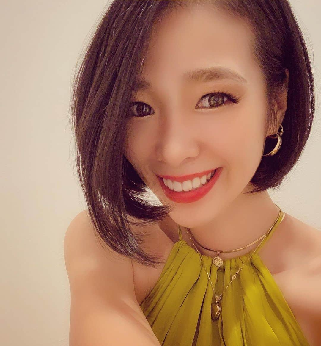 紅蘭さんのインスタグラム写真 - (紅蘭Instagram)「2回目のヘアドネーションしてきたよ 1年10ヶ月前に50cm切って またやりたくて ずっと伸ばしてたけど こんな早くできると思わなかった 今回は45cm！！ あかちゃんぶりの短さ😂 抜け毛も酷すぎたし髪洗うの時間なかったからホント楽すぎる！ 娘と遊ぶのも身軽！  #紅蘭 #ヘアドネーション #短すぎてまだ慣れない #また伸ばして #ドネーションして #繰り返し #最近は子供達がヘアドネーション多いみたい #素晴らしいね #子供達が子供達の為にって #くらったわ」8月23日 18時39分 - kurankusakari