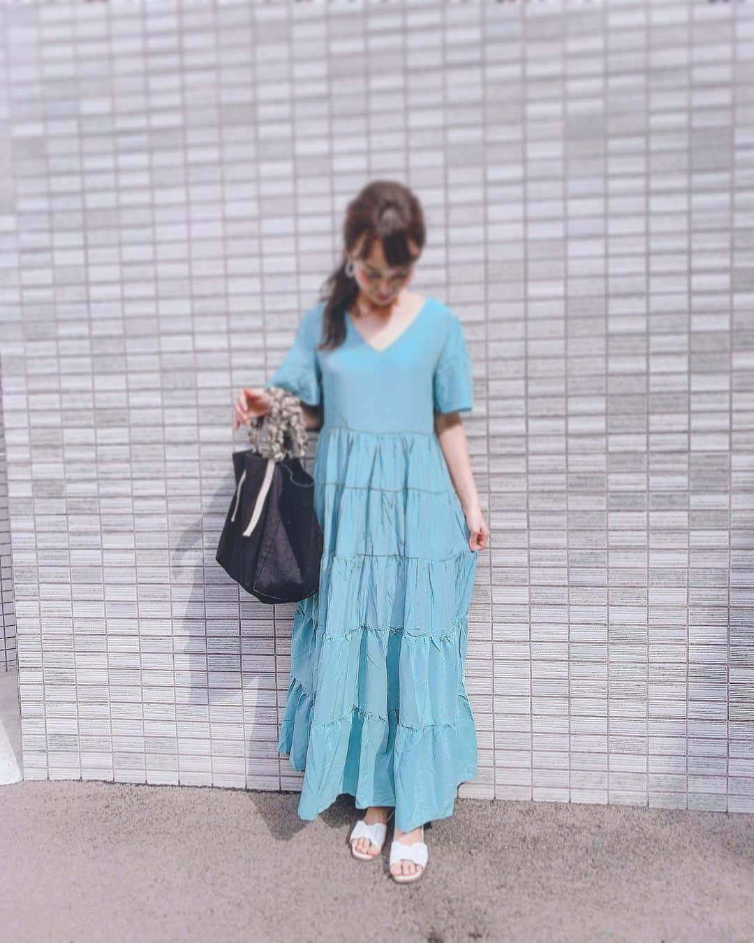 のインスタグラム：「おようふく  何気に2か月くらい迷ってたワンピース👗 今度旅行に行く事になったのでそこに合わせて買っちゃいました🥺 持ってるティアードワンピースとは生地も違うし何より袖があると安心なので←←🥺🥺 @birthdaybashshop さんのワンピース👗色もめちゃくちゃ悩んだよね😂😂 #ちなみに青と迷いました  で、今日は次男くん一時保育に行ってまして長男とまつげお付き合いからのランチデートしてて❤️ で、なんかうっかりお迎え時間余裕なくなって焦って自転車で向かってたら裾巻き込みまして😭 アワアワしてたら優しい大学生くらいの男の子が手伝って絡んでるのを取ってくれました😭😭✨ ありがとう、あの時のぼくーー🥺✨✨ そんな風に長男には育ってもらいたい🥺🥺←#長男その時傍観してた  そのあと習い事行きましたら帰り時間にちょうど豪雨にあい、まぁ散々な１日になりました😅  Op  #birthdaybashshop  Bag  #ludlow  #ootd #outfit #fashion #fashionlover #大人カジュアル #ママコーデ #ママファッション #プチプラコーデ #プチプラファッション #今日のコーデ #コーディネート #ootd_kob #locari #hugmugstylingbu #dorris_jp」