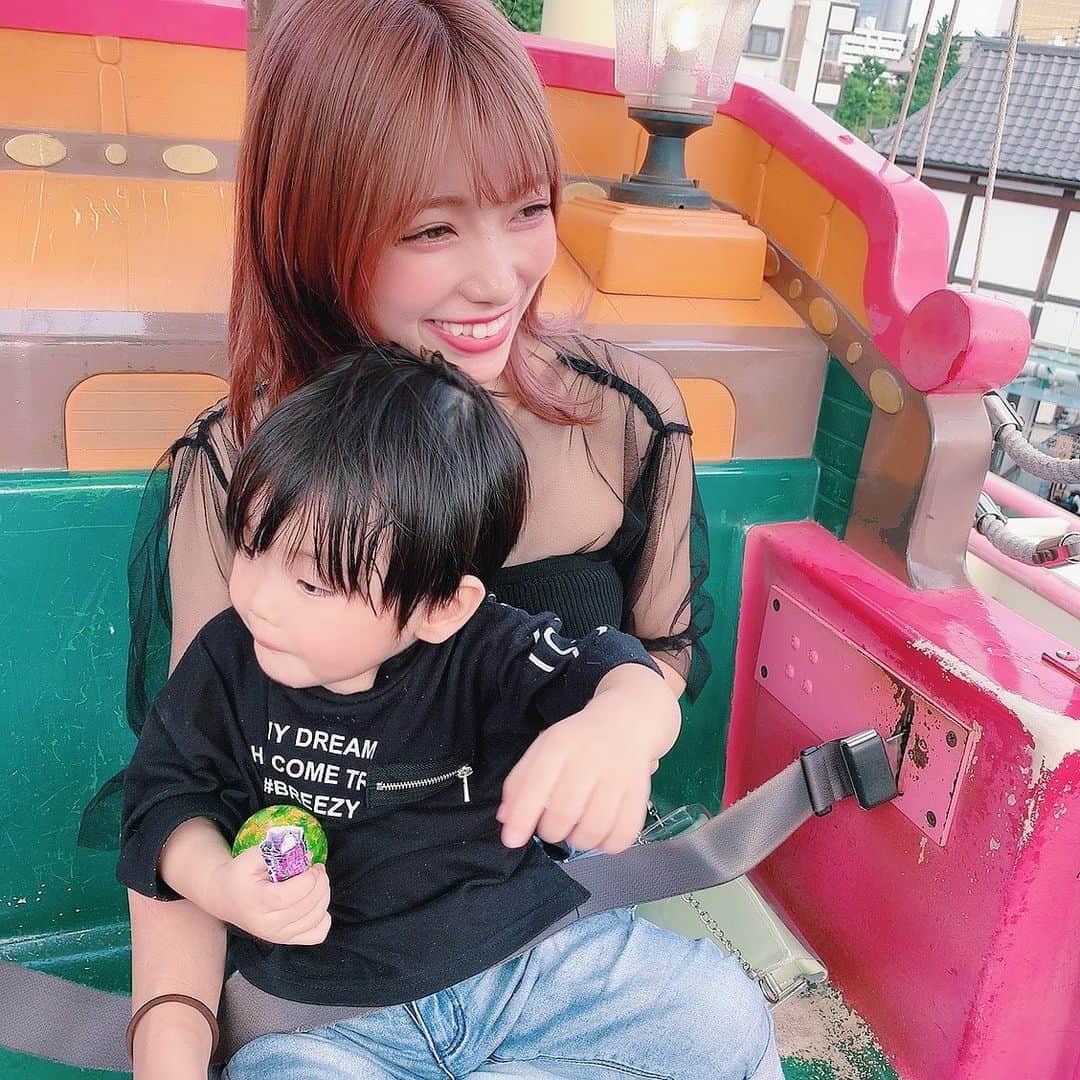 のインスタグラム：「花やしき🌸 . 友達が子供向けだよ〜って教えてくれたので幼少期ぶりにいってきました。本当に子供向けなのたくさんあったけどゆーっくり回るアヒルボートでさえ怖い怖い！とママにしがみつく息子…👦🏻笑 . 普段は強いのに中身はとってもビビリです。これは性格なのかな？絶対ジェットコースターとか乗れないタイプ🎢笑 . 強い男の子になーれ❤︎笑 . 車だけは得意げに手慣れて運転。したことありますか？🚘笑 . . #はじめての一面たくさん見れた #愛しいが溢れる #大好き #花やしき #男の子#2歳児#2歳4ヶ月 #男の子ママ」