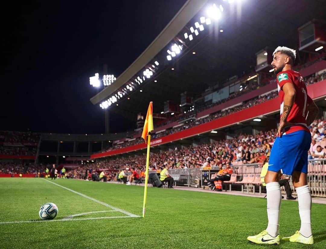 アルバロ・バディージョのインスタグラム：「Vuelve @laliga a Los Carmenes. Deseando sentir el ambiente con todos vosotros. Vamos @granadacf !!! 👏🏻🙌🏻 #Diadepartido #GranadaSevilla #Eternalucha 🔴⚪️」
