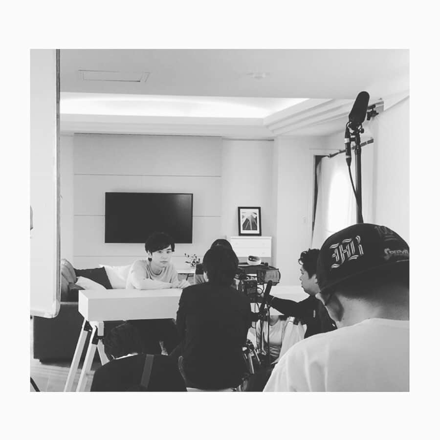 橋本淳さんのインスタグラム写真 - (橋本淳Instagram)「. 「小林製薬 消臭元パルファム」 CMはご覧になれたでしょうか？ 撮影現場もアットホームな雰囲気で とても気持ちのよい撮影でした。 ありがとうございました。 というわけで、 撮影時の写真を少々。 . . #小林製薬 さん #消臭元パルファム」8月23日 18時47分 - atsushi_hashimoto_official