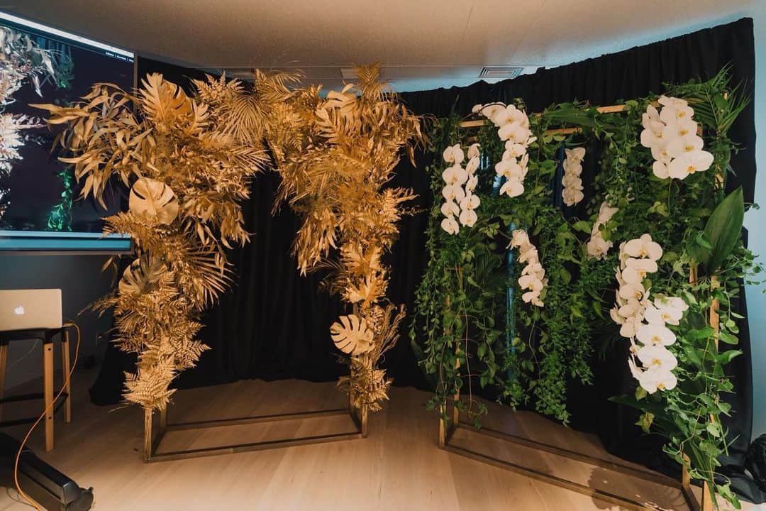 のインスタグラム：「.﻿ 「IDEO TOKYO Office」1st Anniversary Party﻿ ﻿ ﻿ IDEO様のTOKYO Office1周年パーティーのテーマは「ALL THAT JAZZ」﻿ ﻿ バンドがJAZZを奏でる中、FOODやお酒を片手に、カジュアルにコミュニケーションを楽しむ大人のPARTYに合わせ、GOLD＆BLACKをベースカラーに、フィンガーフードのブッフェやフォトブース、ドリンクカウンターをつくらせていただきました。﻿ ﻿ ﻿ ﻿ Photo by @photototo.10  Art Direction by @0130nao and @wsomeya  Flower by﻿ @shigeru_abe_florist ﻿ ﻿ ﻿ follow us!﻿ @crazy_kitchen_insta」