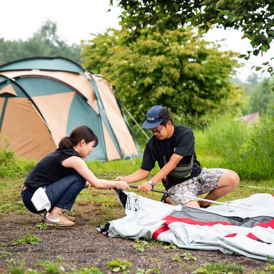 Coleman Japanさんのインスタグラム写真 - (Coleman JapanInstagram)「＼⛺️テントを建てよう！／ 大きなテントの設営はちょっと大変だけれど、 家族や仲間みんなで協力して設営するのもキャンプの楽しみのひとつ。 ・ ・ ・ #Coleman #コールマン #灯そうColeman #灯そうコールマン #灯そう #Camp #キャンプ  #Outdoor #アウトドア #tent #テント #コールマンテント #キャンプイベント #ザコールマンキャンプ #TheColemanCamp #TheColemanCamp2019 #cocsummermeeting」8月23日 19時01分 - coleman_japan