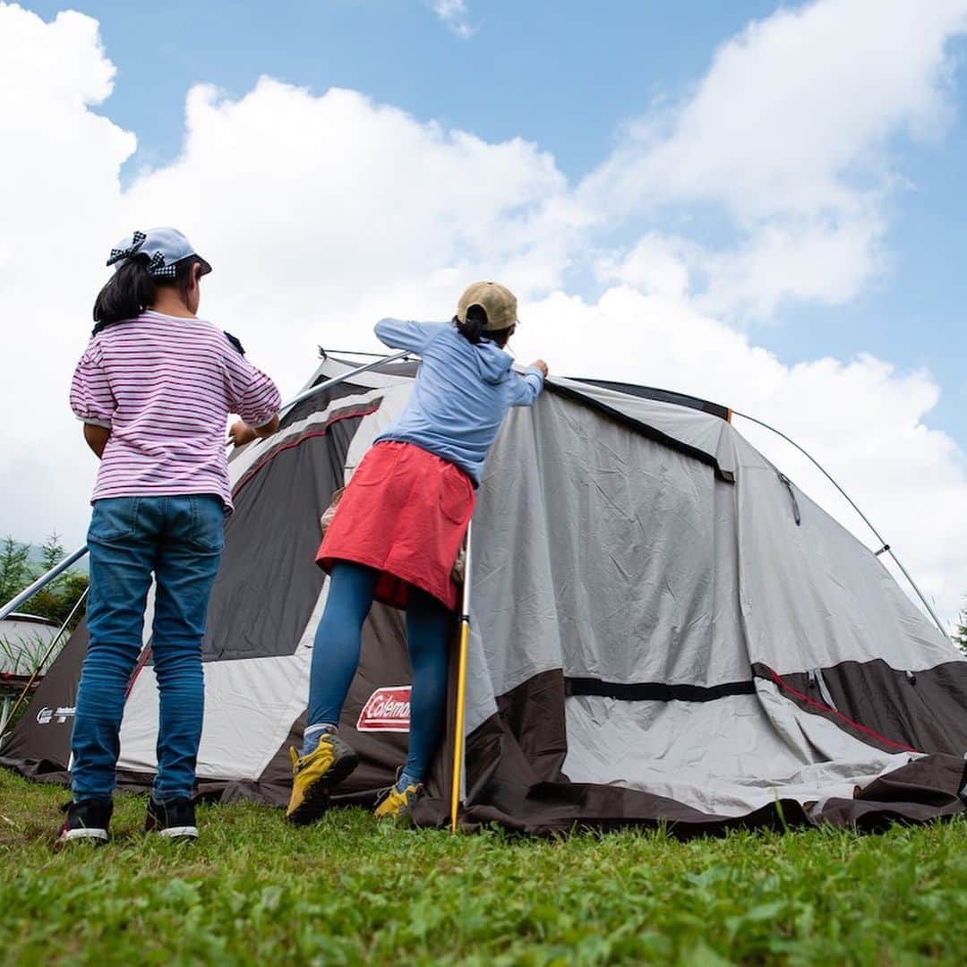 Coleman Japanのインスタグラム：「＼⛺️テントを建てよう！／ 大きなテントの設営はちょっと大変だけれど、 家族や仲間みんなで協力して設営するのもキャンプの楽しみのひとつ。 ・ ・ ・ #Coleman #コールマン #灯そうColeman #灯そうコールマン #灯そう #Camp #キャンプ  #Outdoor #アウトドア #tent #テント #コールマンテント #キャンプイベント #ザコールマンキャンプ #TheColemanCamp #TheColemanCamp2019 #cocsummermeeting」